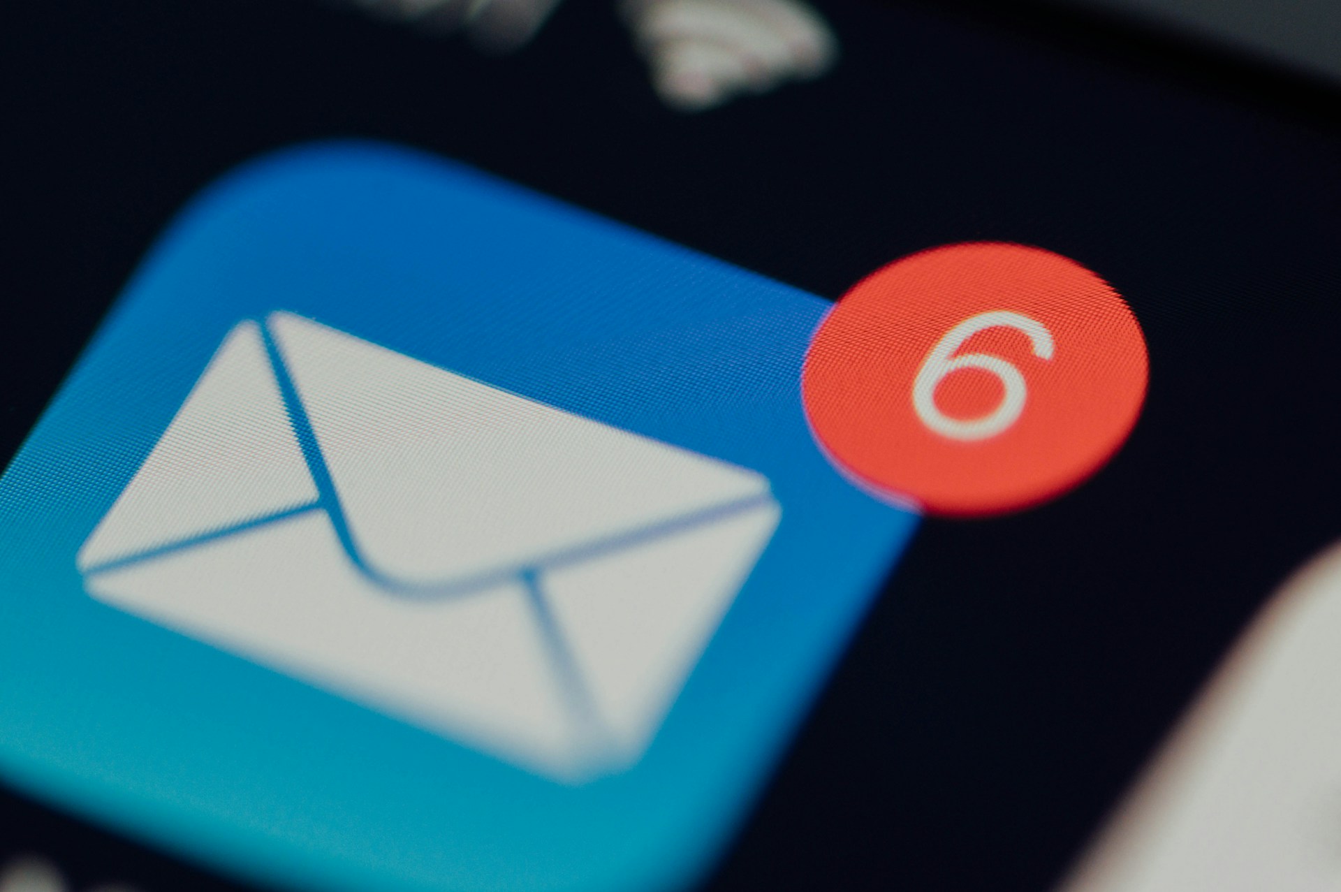 Nahaufnahme einer E-Mail-App auf einem Gerät | Quelle: Unsplash