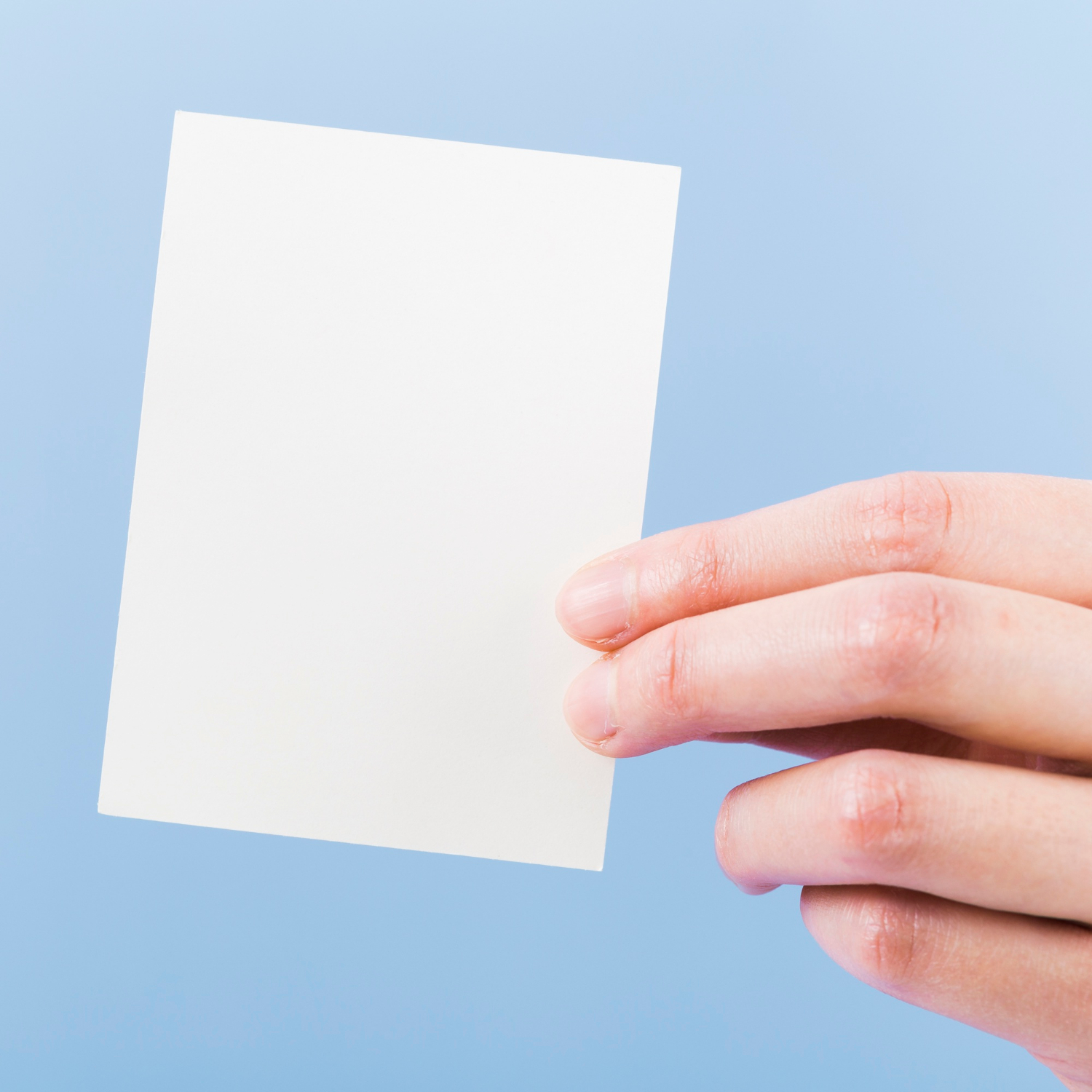 Nahaufnahme einer Person, die ein Stück Papier hält | Quelle: Freepik