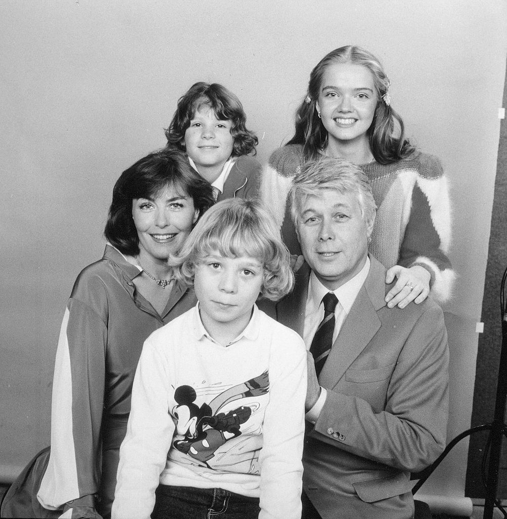 Familie Schumann aus der Fernsehserie 'Ich heirate eine Familie': Mutter Angi (Thekla Carola Wied), Vater Werner (Peter Weck), Tochter Tanja (Julia Biedermann) und die Söhne Markus (Timmo Niesner, hinten) und Tom (Tarek Helmy) | Quelle: Getty Images