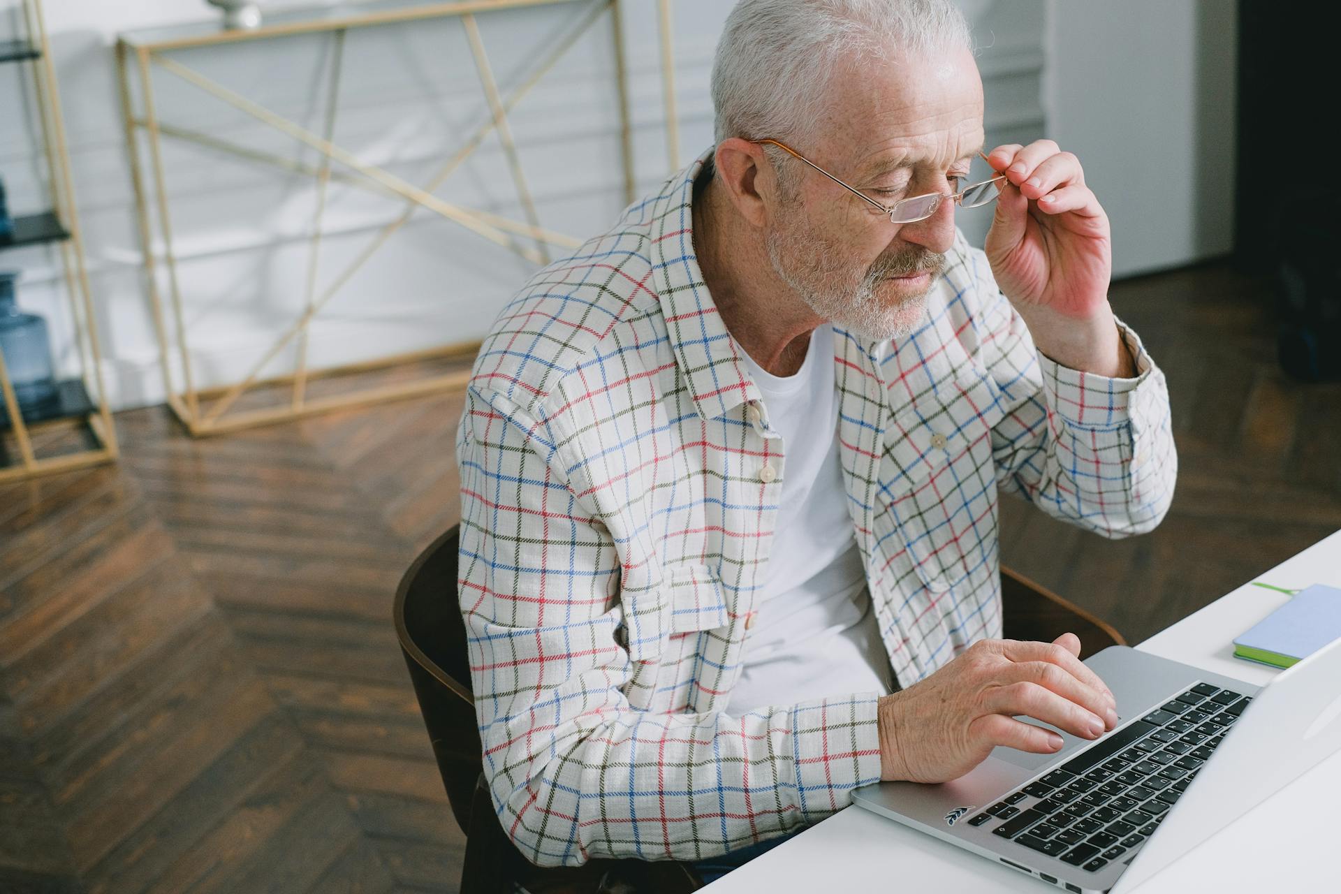 Ein älterer Mann mit einem Laptop | Quelle: Pexels