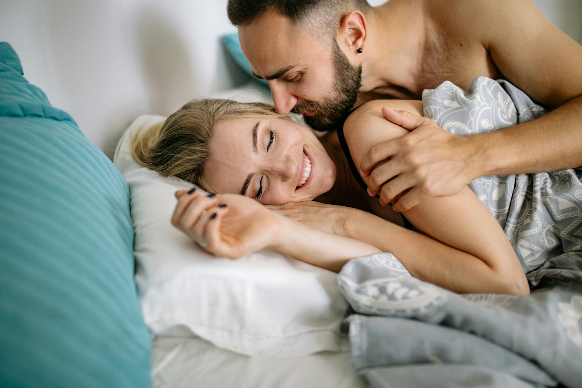 Ein Mann, der eine Frau im Bett umarmt | Quelle: Pexels
