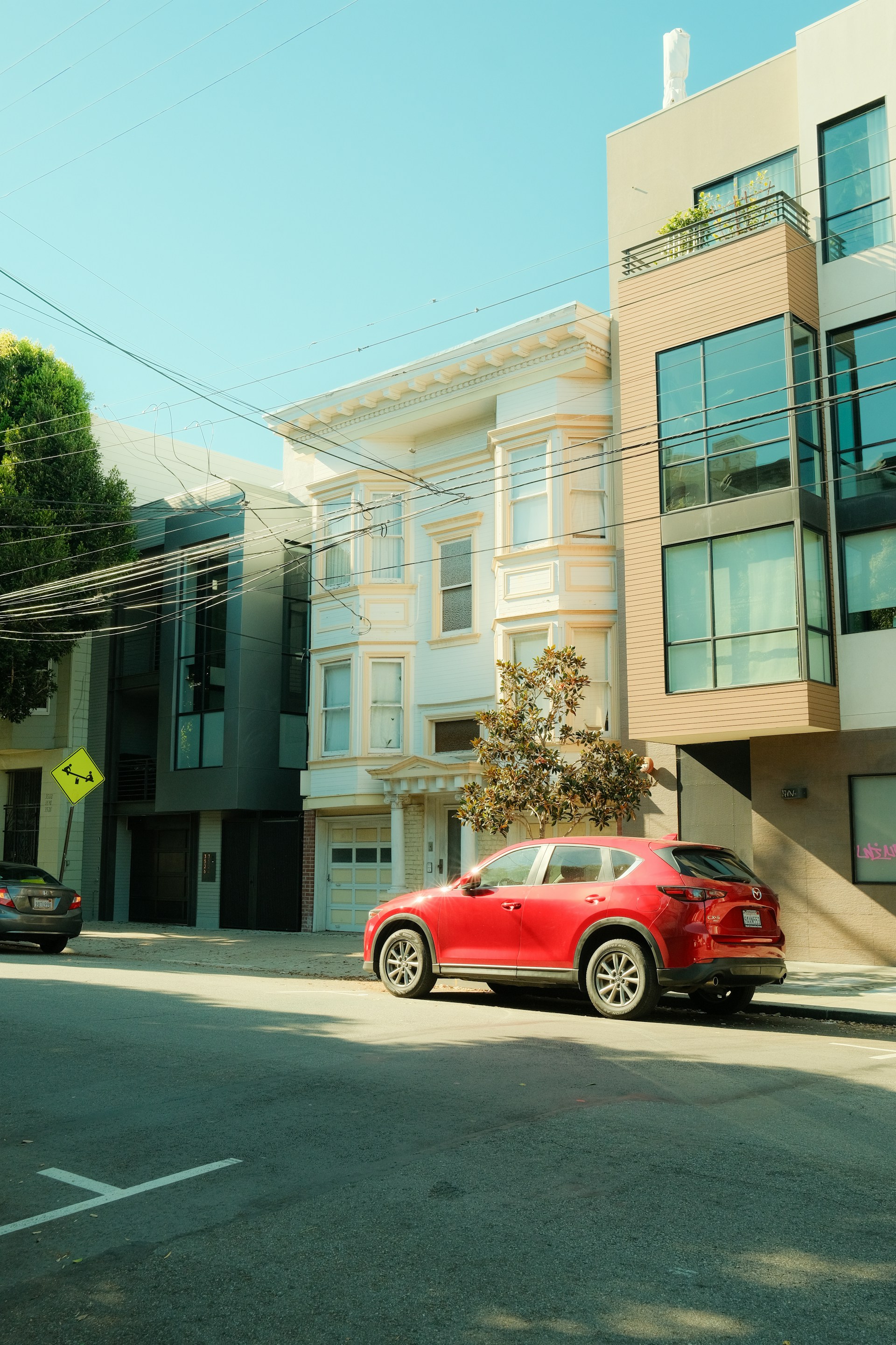 Ein rotes Auto in einer Nachbarschaft | Quelle: Unsplash