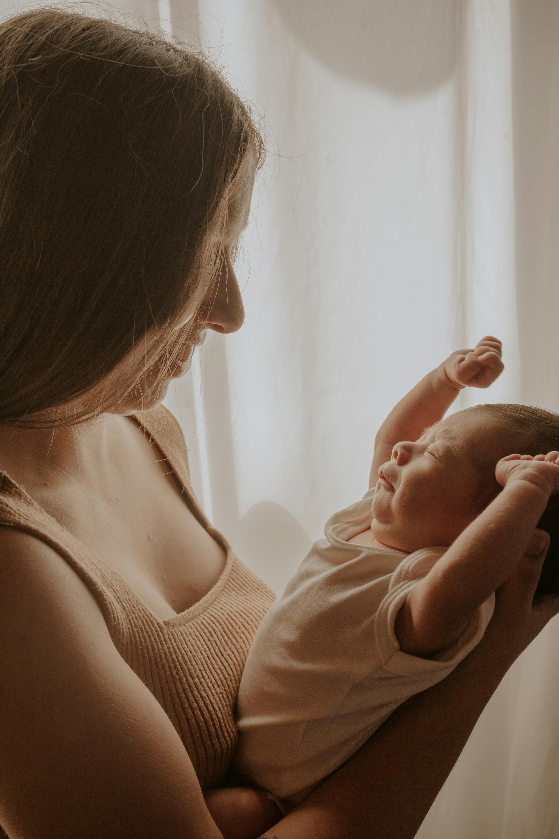 Eine Frau hält ein Baby | Quelle: Pexels