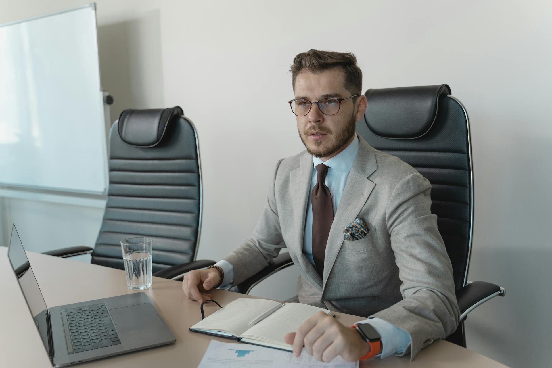 Ein Mann sitzt in einem Büro | Quelle: Pexels