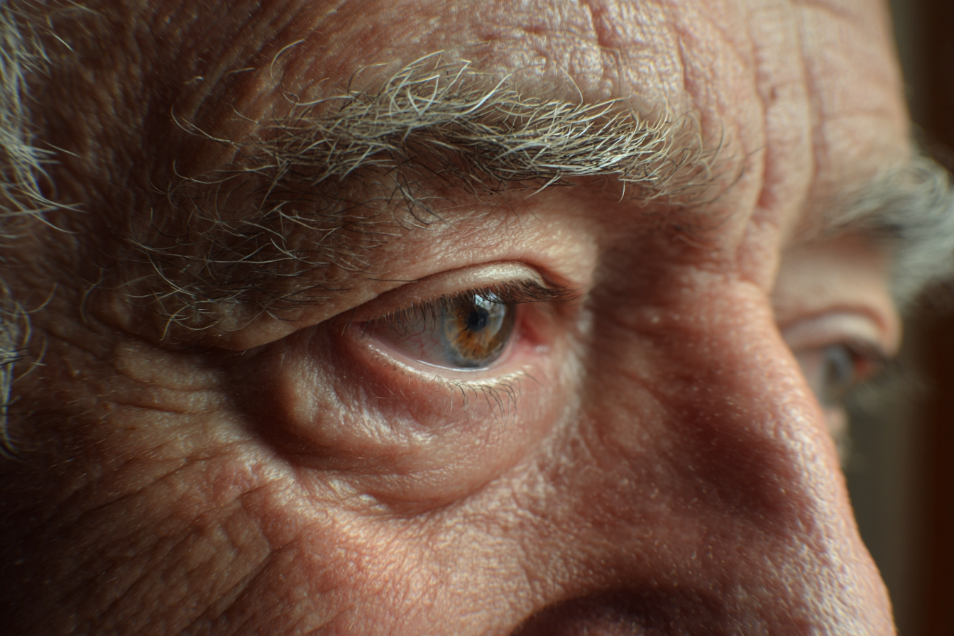 Eine Nahaufnahme der Augen eines älteren Mannes | Quelle: Midjourney
