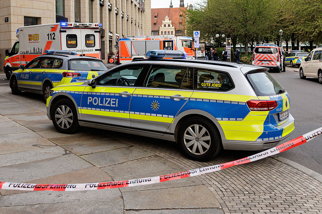 Rettungskräfte sind am 4. Mai 2026 im Stadtzentrum von Leipzig in Ostdeutschland im Einsatz, wo ein Auto in eine Menschenmenge gerast ist und dabei mindestens zwei Menschen getötet sowie mehrere verletzt hat. | Quelle: Getty Images