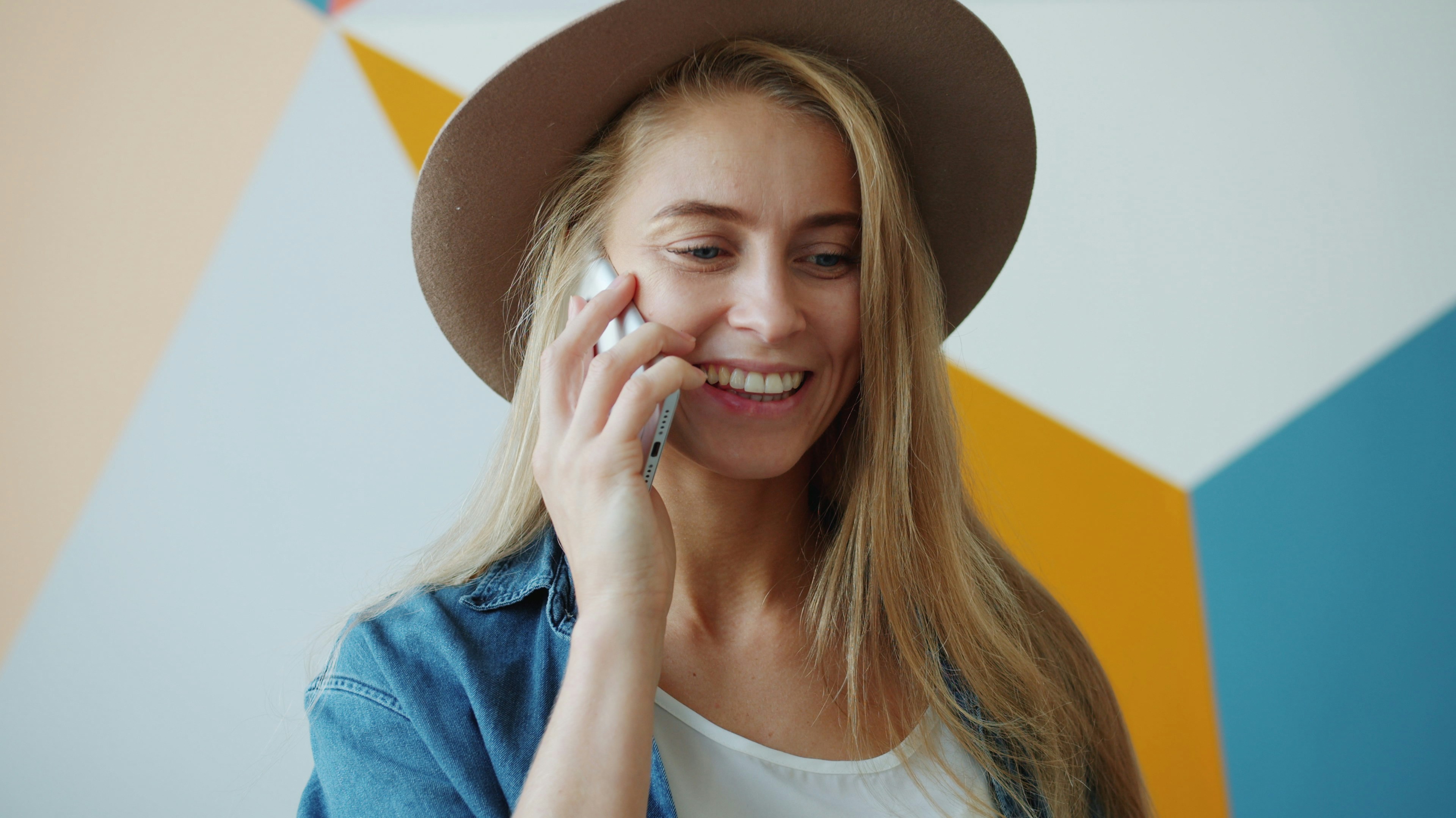 Eine sehr glückliche Frau bei einem Anruf | Quelle: Unsplash