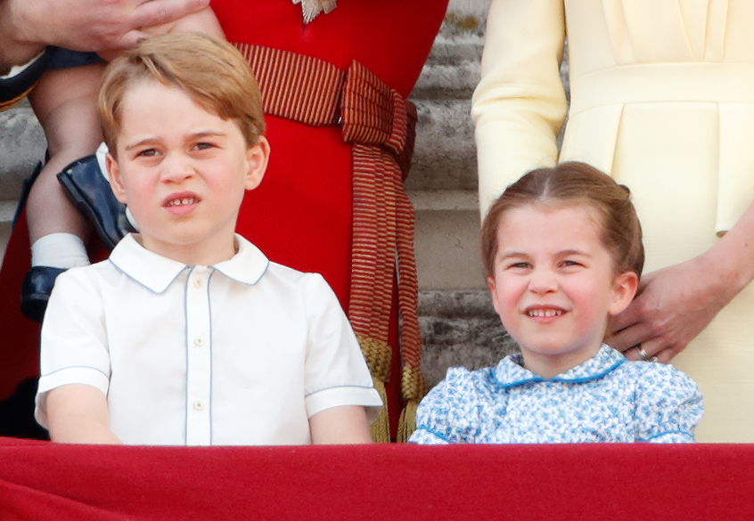 George stand am 8. Juni während der „Trooping the Colour“-Feierlichkeiten neben Prinzessin Charlotte auf dem Balkon des Buckingham-Palasts. Die Geschwister verfolgten gemeinsam den Flugüberflug, wobei George, der damals 5 Jahre alt war, bei einer der traditionsreichsten öffentlichen Zeremonien der königlichen Familie festgehalten wurde.