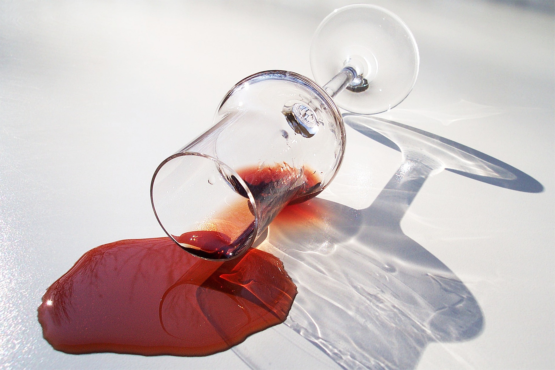 Eine Aufnahme von verschüttetem Wein | Quelle: Pixabay