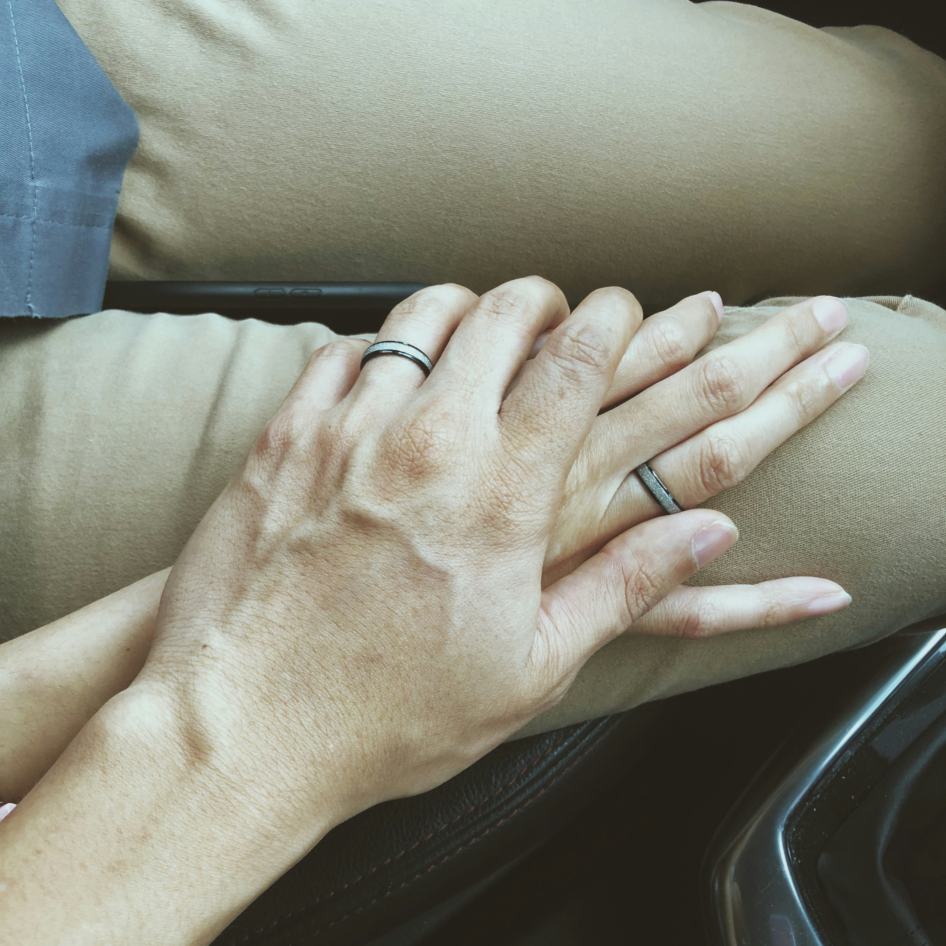 Die Hand eines Mannes hält die Hand einer Frau | Quelle: Unsplash