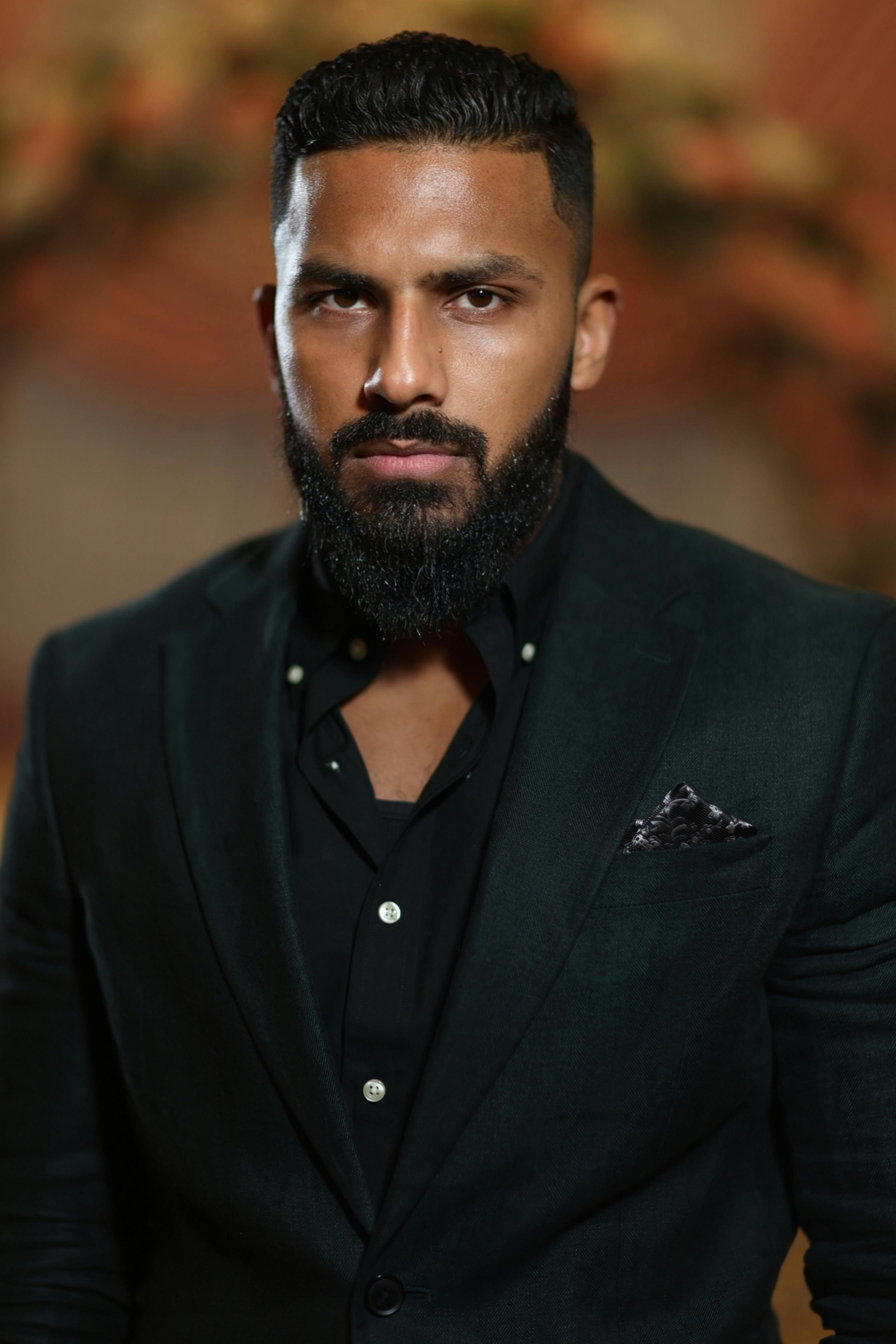 Ein ernster Mann im Anzug | Quelle: Pexels