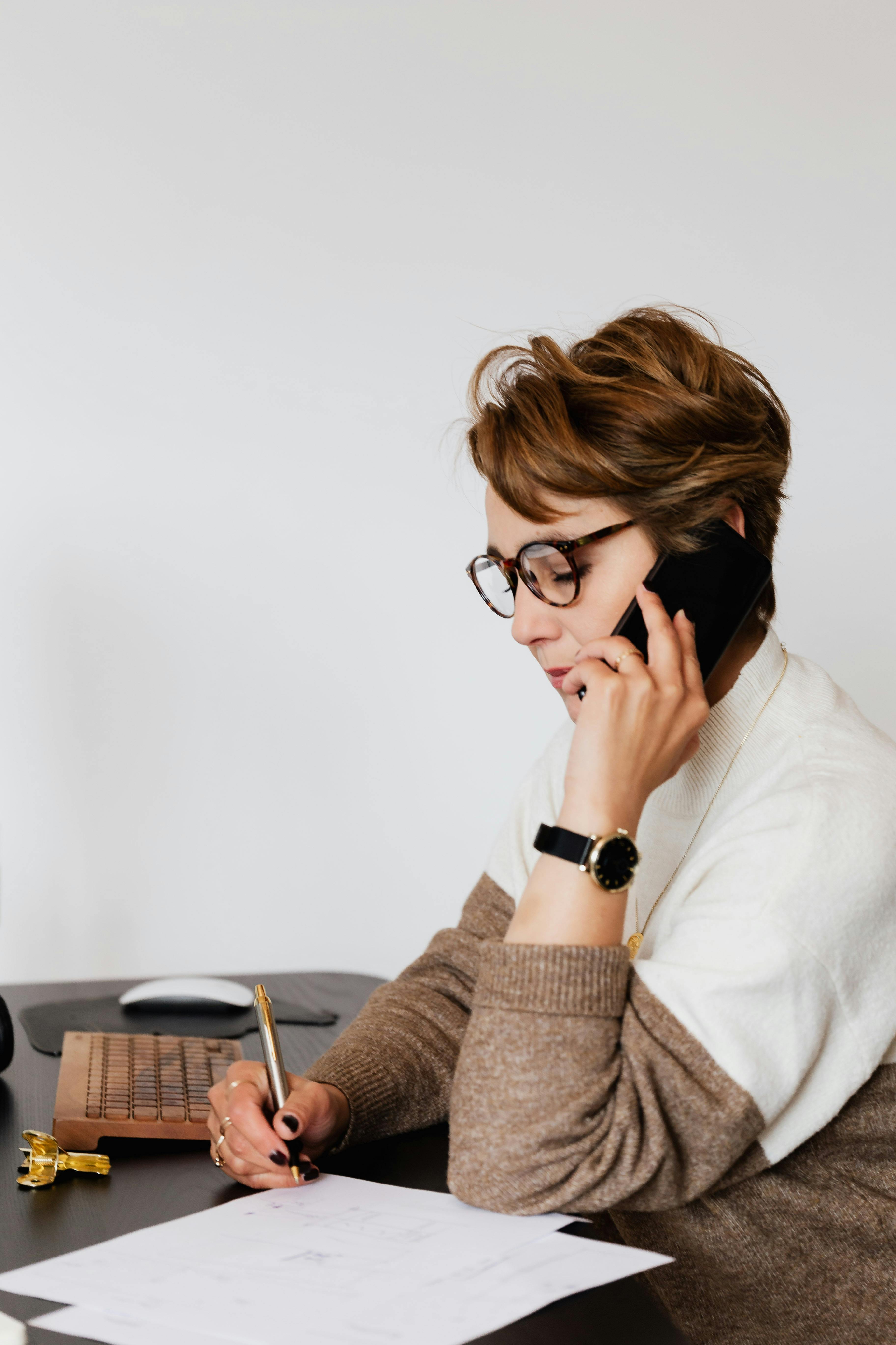 Frau am Telefon | Quelle: Pexels