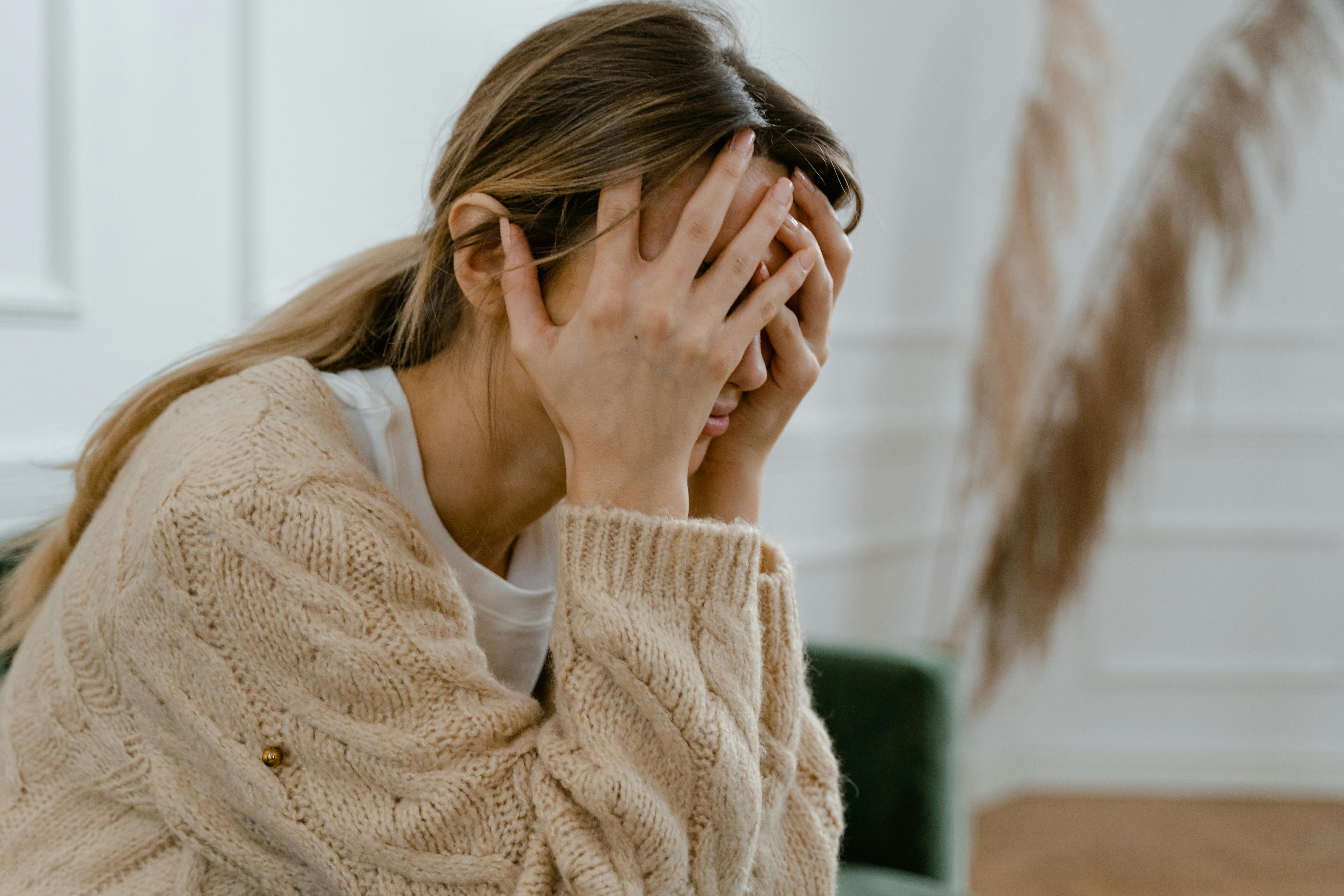 Eine Frau, die ihr Gesicht bedeckt | Quelle: Pexels