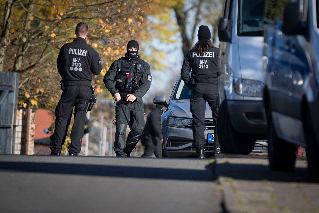 Ein Polizist hält eine Sonde in der Hand. Nach zahlreichen Hinweisen bei „Aktenzeichen XY“ durchsucht die Polizei erneut mehrere Grundstücke in Reimershagen und dem Nachbardorf Rum Kogel | Quelle: Getty Images