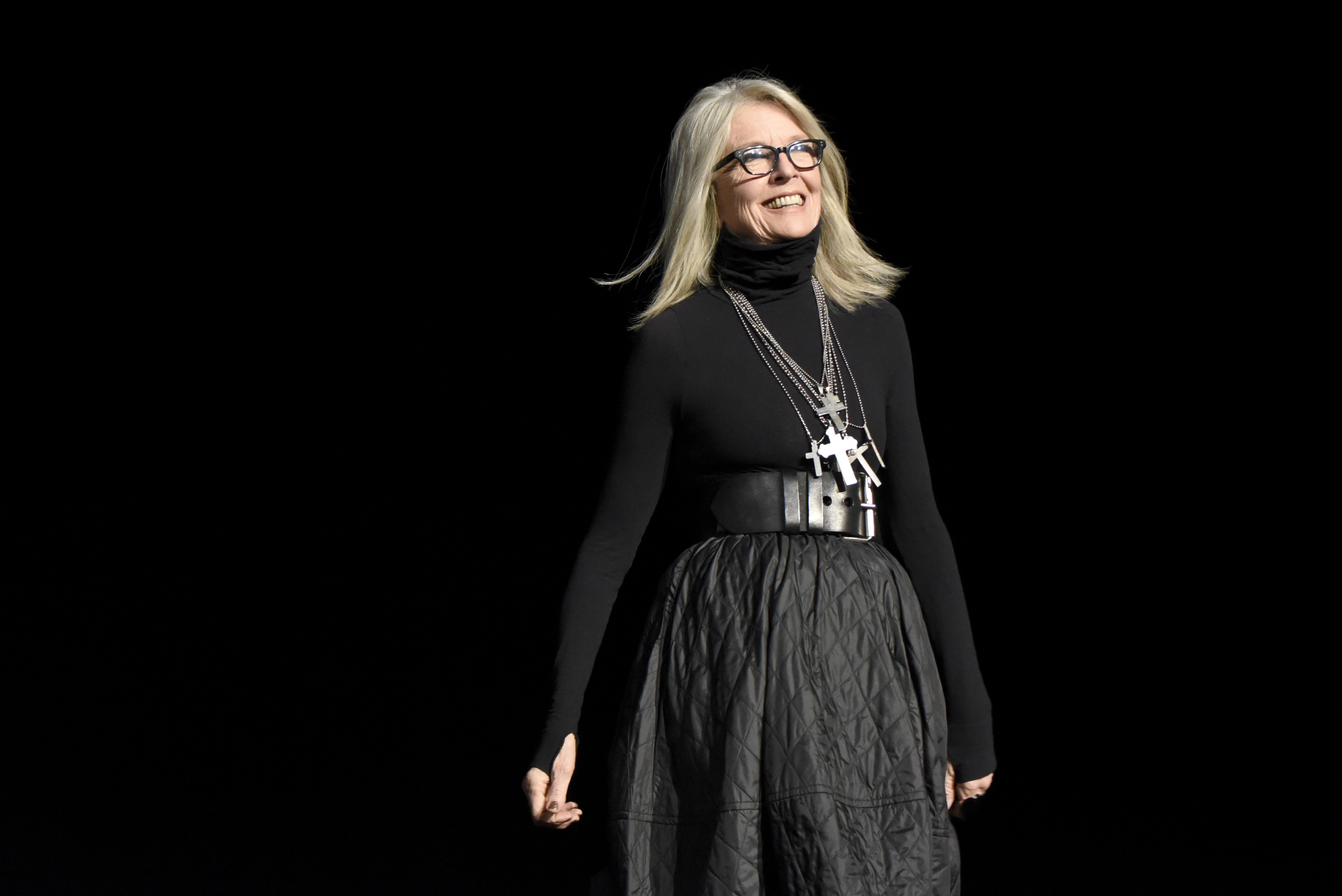 Diane Keaton auf der Bühne während der Podiumsdiskussion | Quelle: GettyImages