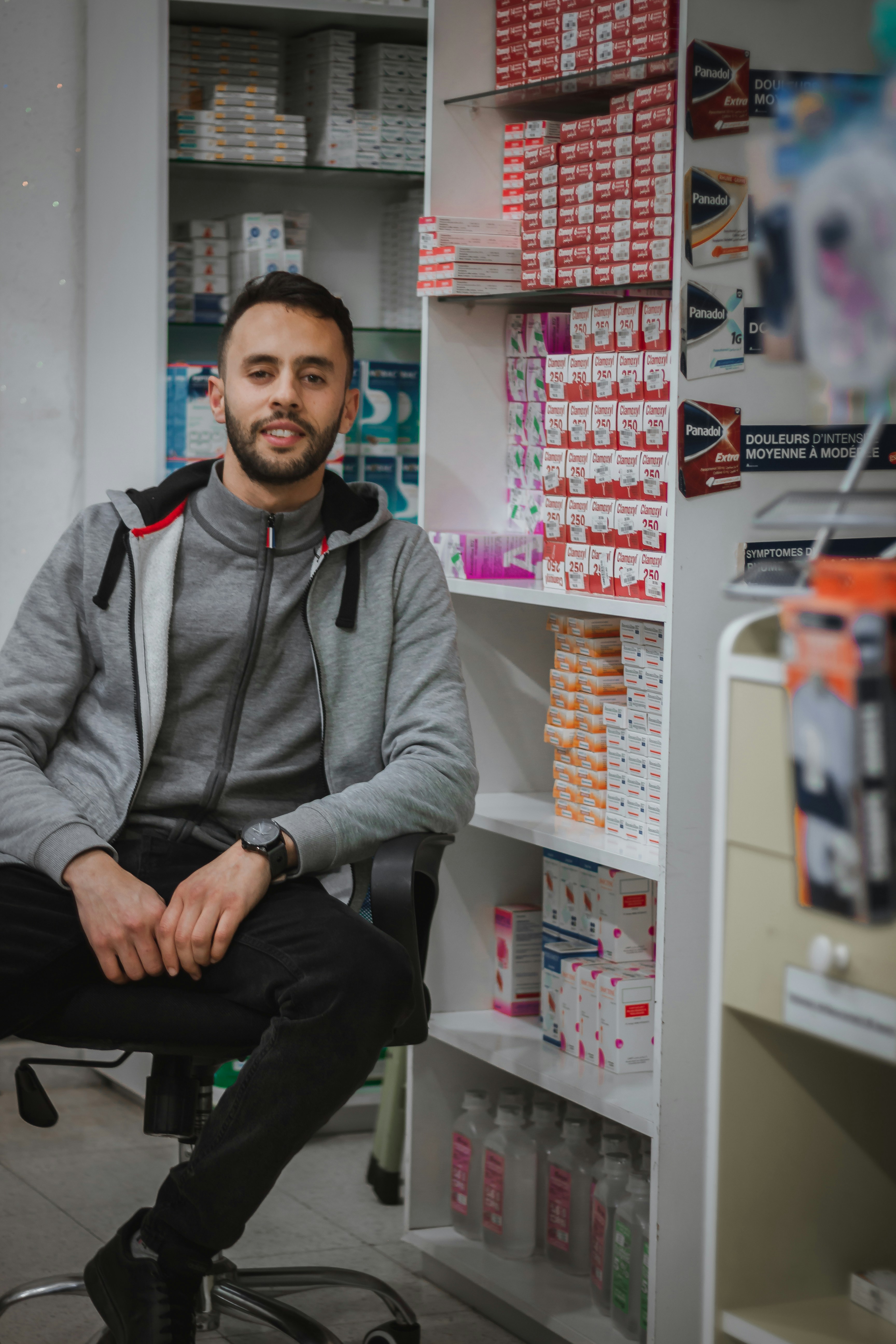 Ein Mann in einer Apotheke | Quelle: Unsplash