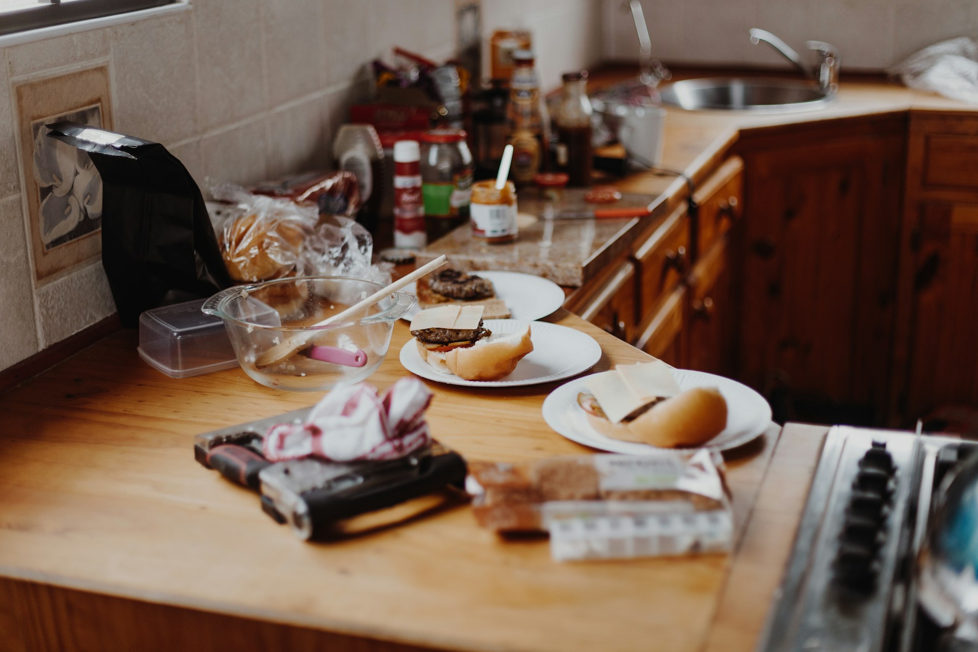 Ein überladener Küchentresen | Quelle: Unsplash