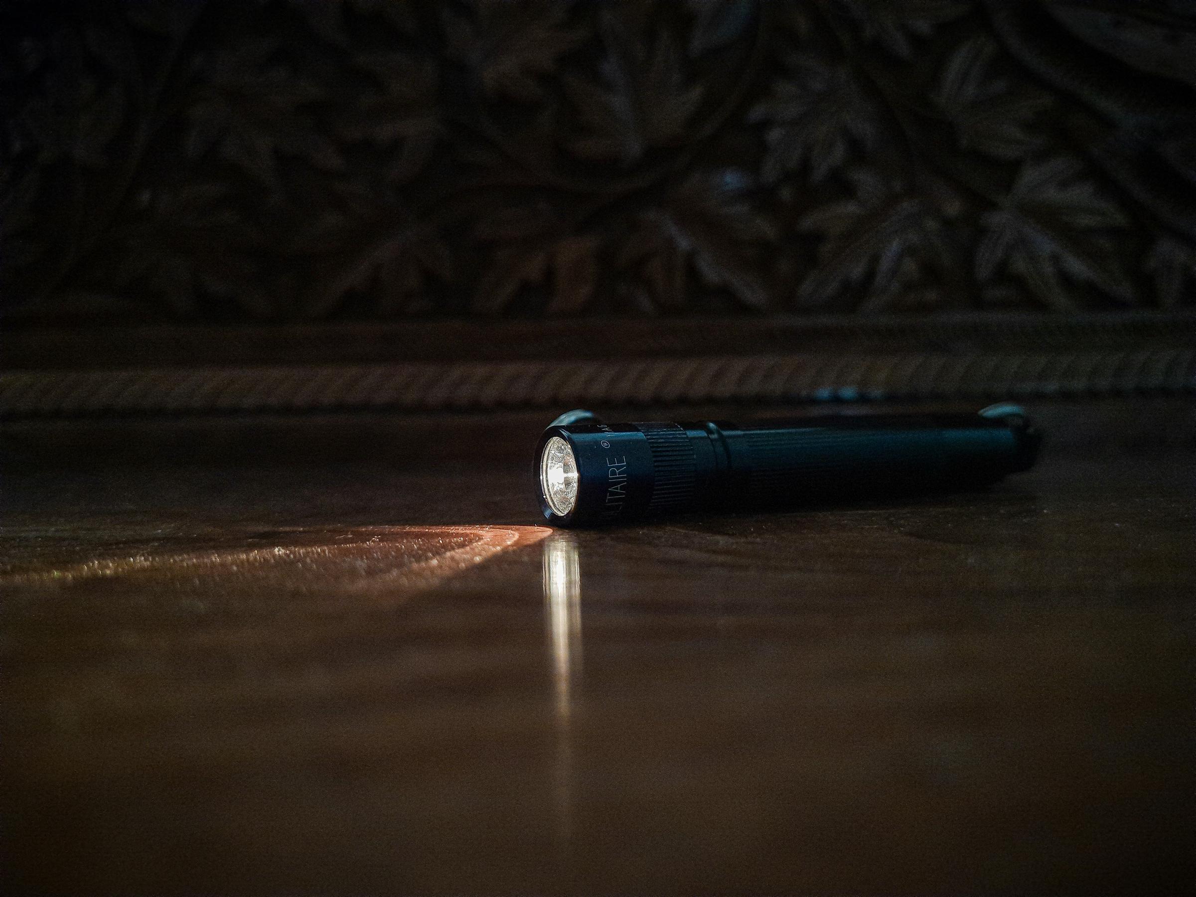 Eine schwarze Taschenlampe | Quelle: Unsplash