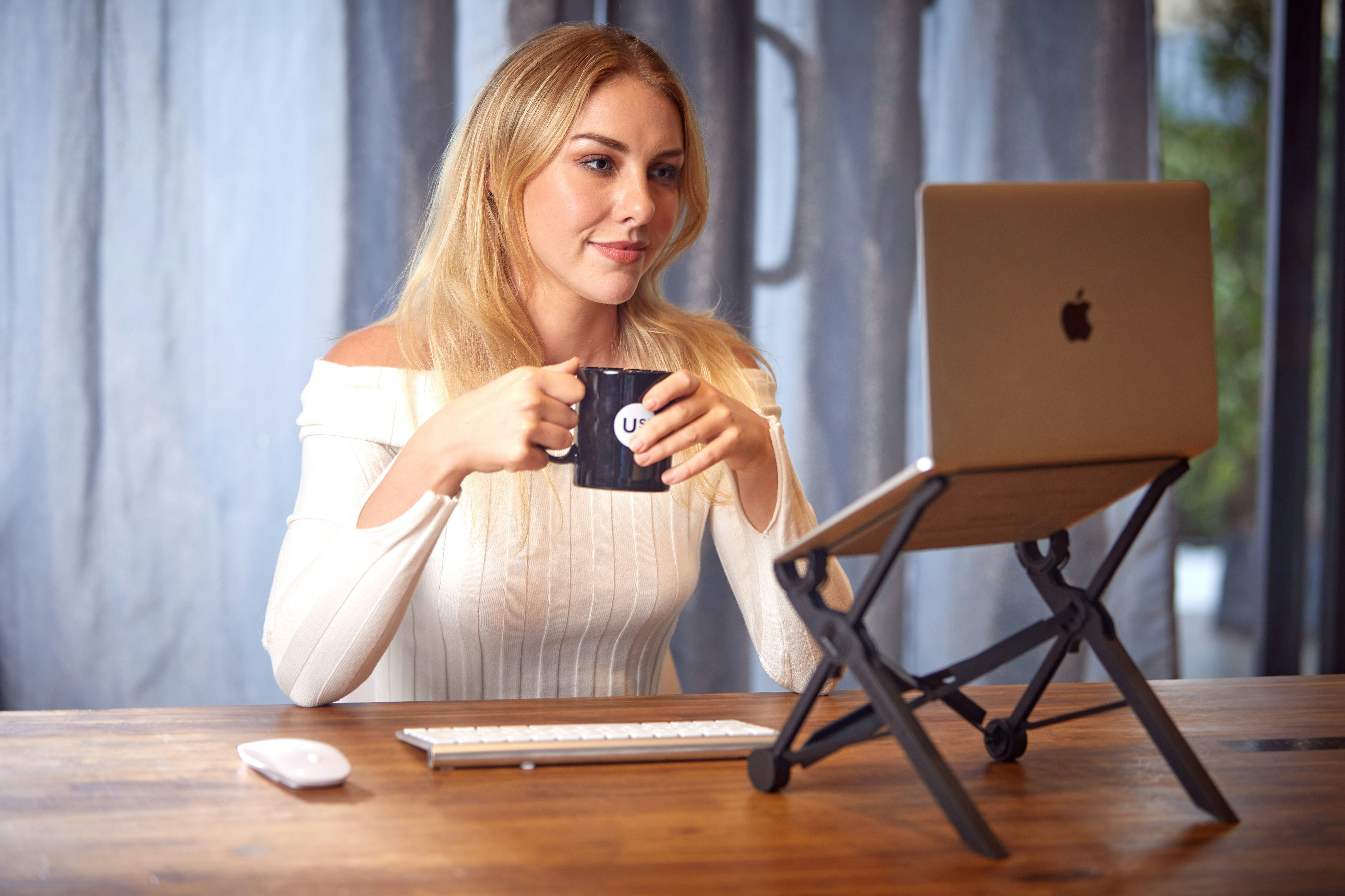 Schöne Frau bei der Arbeit am Schreibtisch | Quelle: Unsplash