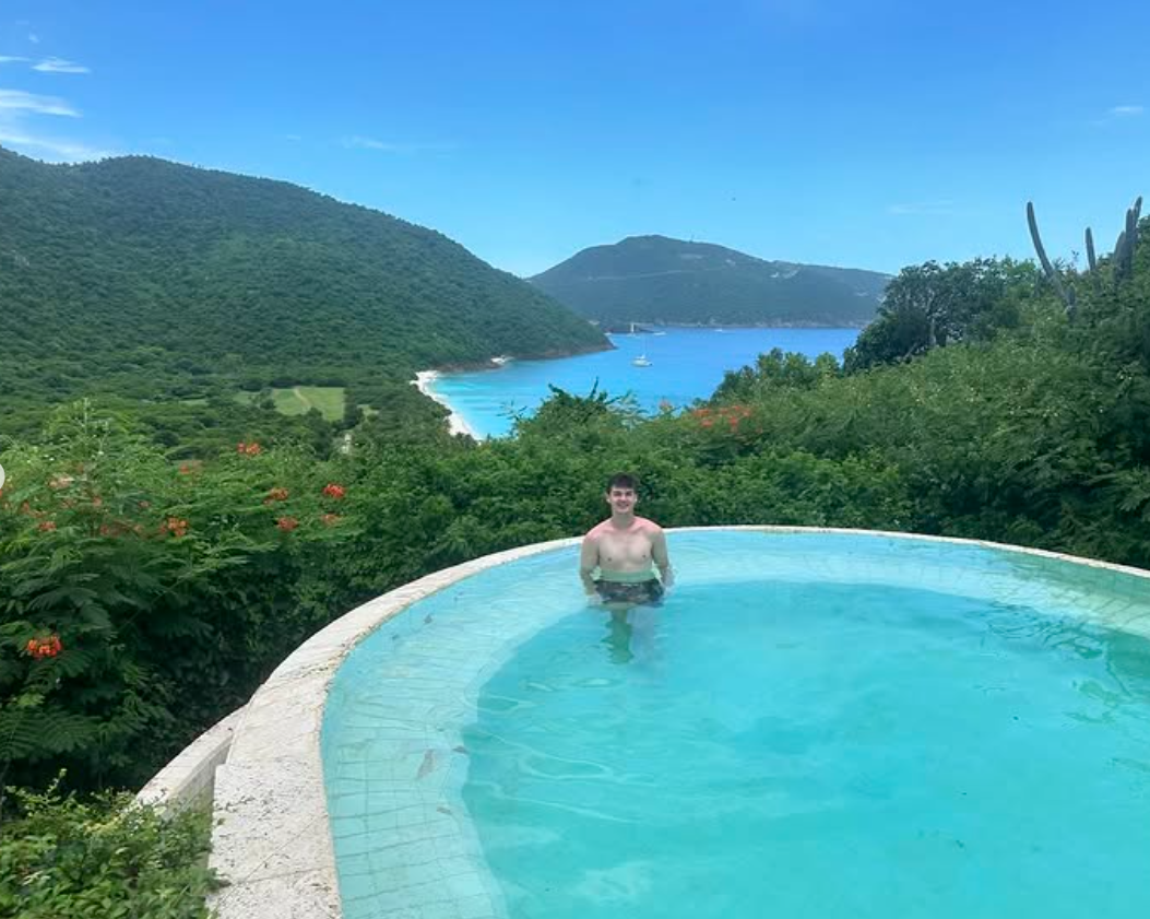 Grant Herridge in einem Pool, datiert auf den 5. August 2024 | Quelle: Instagram/grantherridge