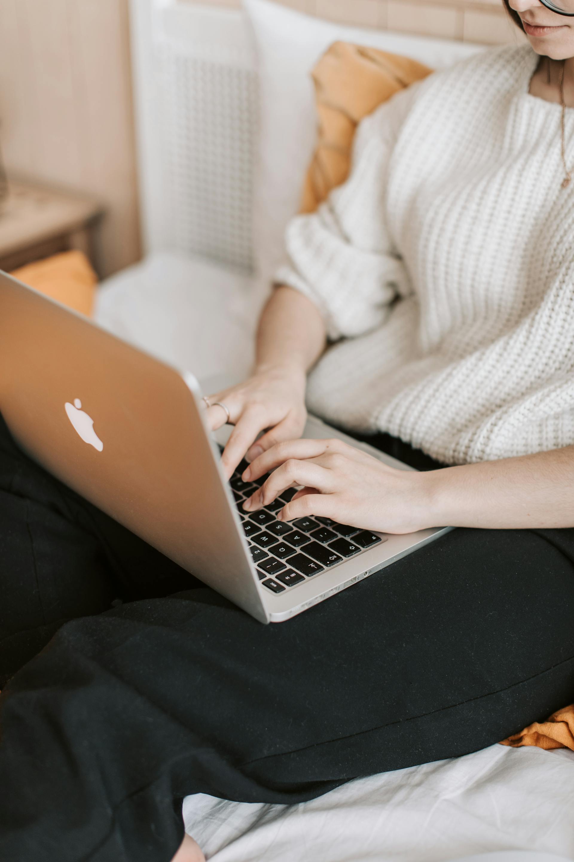 Eine Person, die ihren Laptop im Bett benutzt | Quelle: Pexels