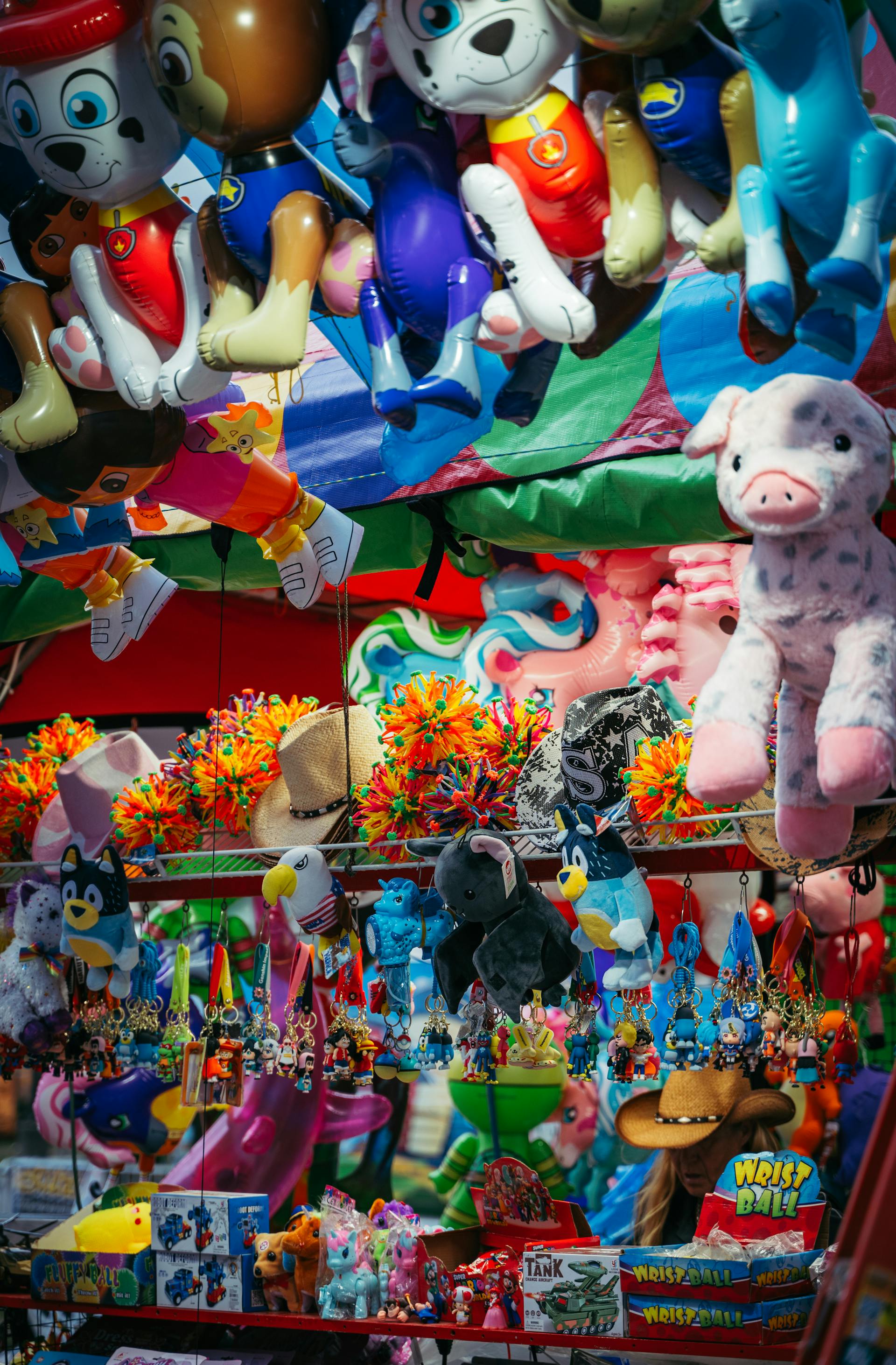 Ausgestelltes Kinderspielzeug auf einem Markt | Quelle: Pexels