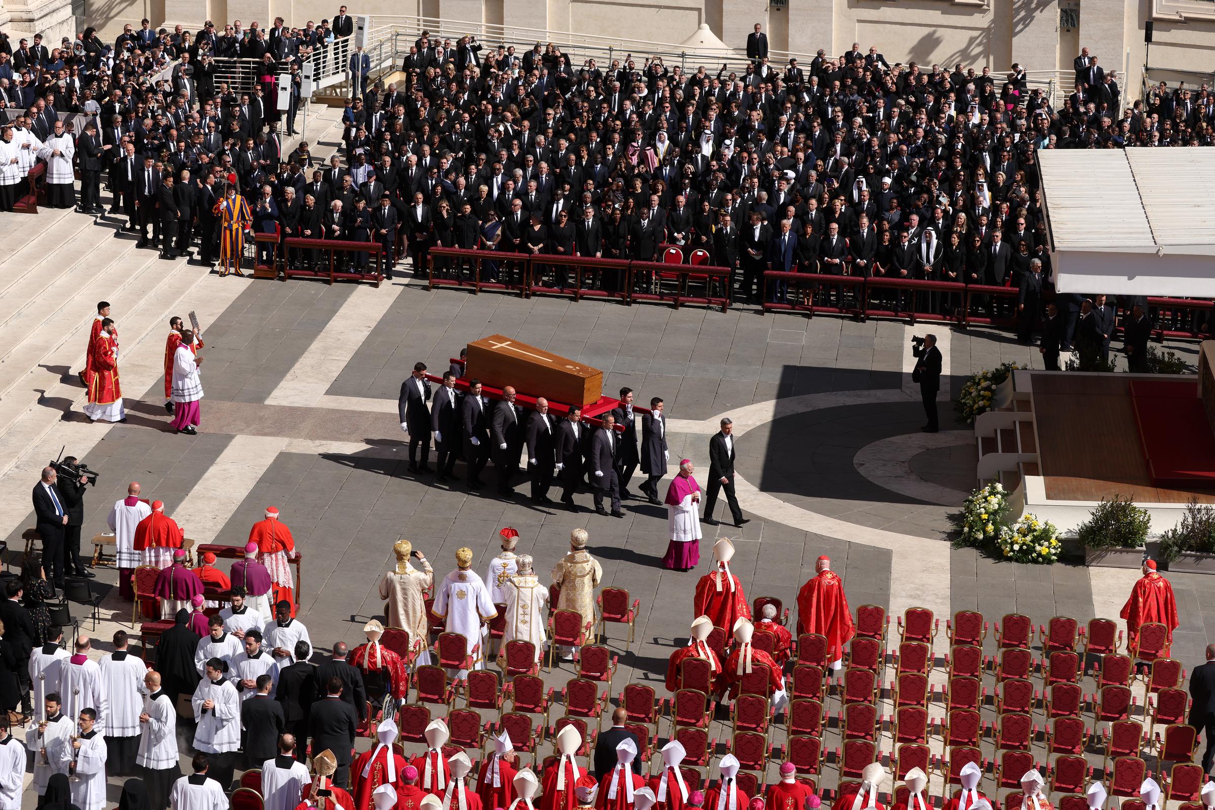 Eine Gesamtansicht des Petersplatzes, während Sargträger den Sarg während der Beerdigung von Papst Franziskus am 26. April 2025 in der Vatikanstadt tragen, Vatican. | Quelle: Getty Images