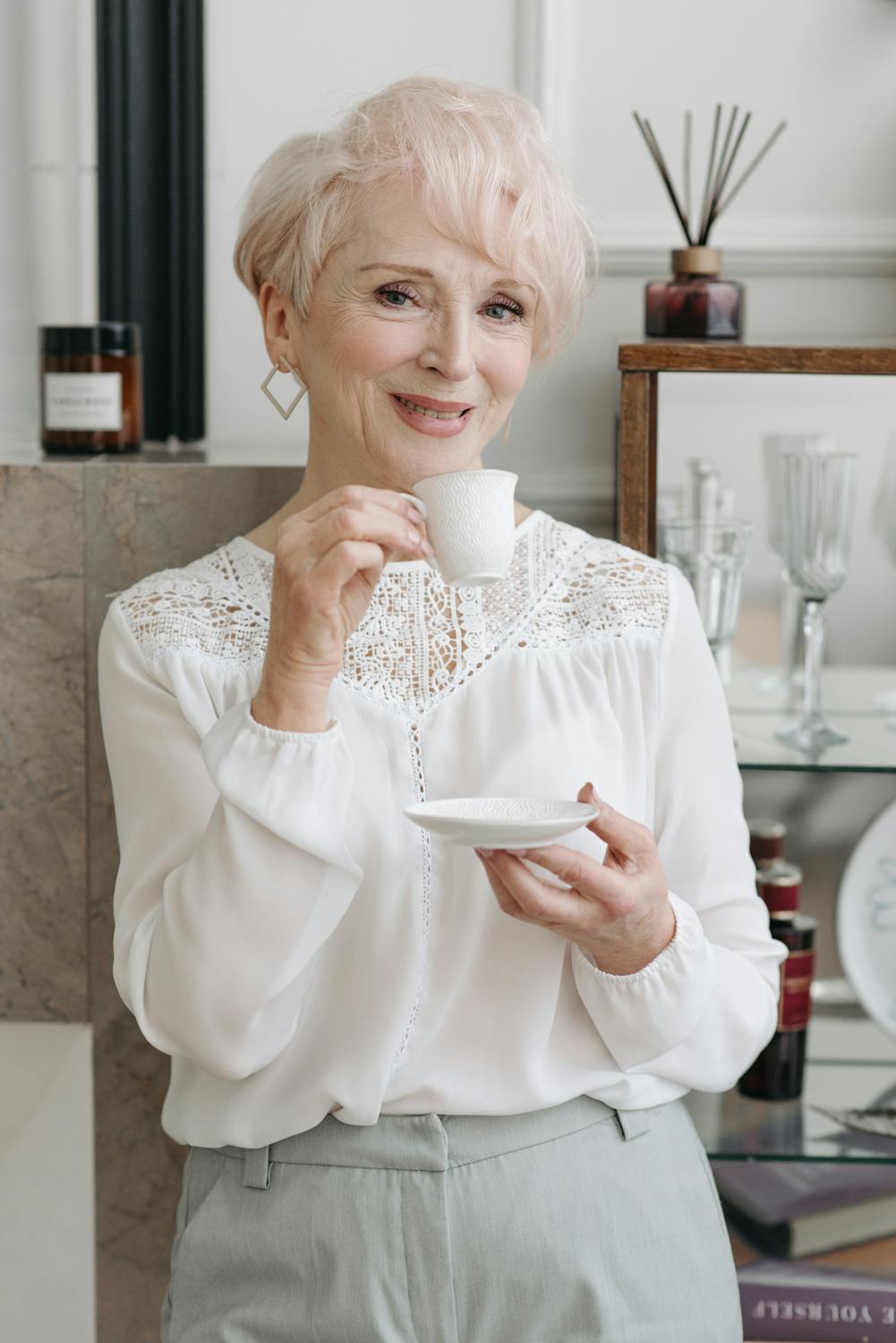 Eine selbstgefällige Frau, die ihren Kaffee trinkt | Quelle: Pexels