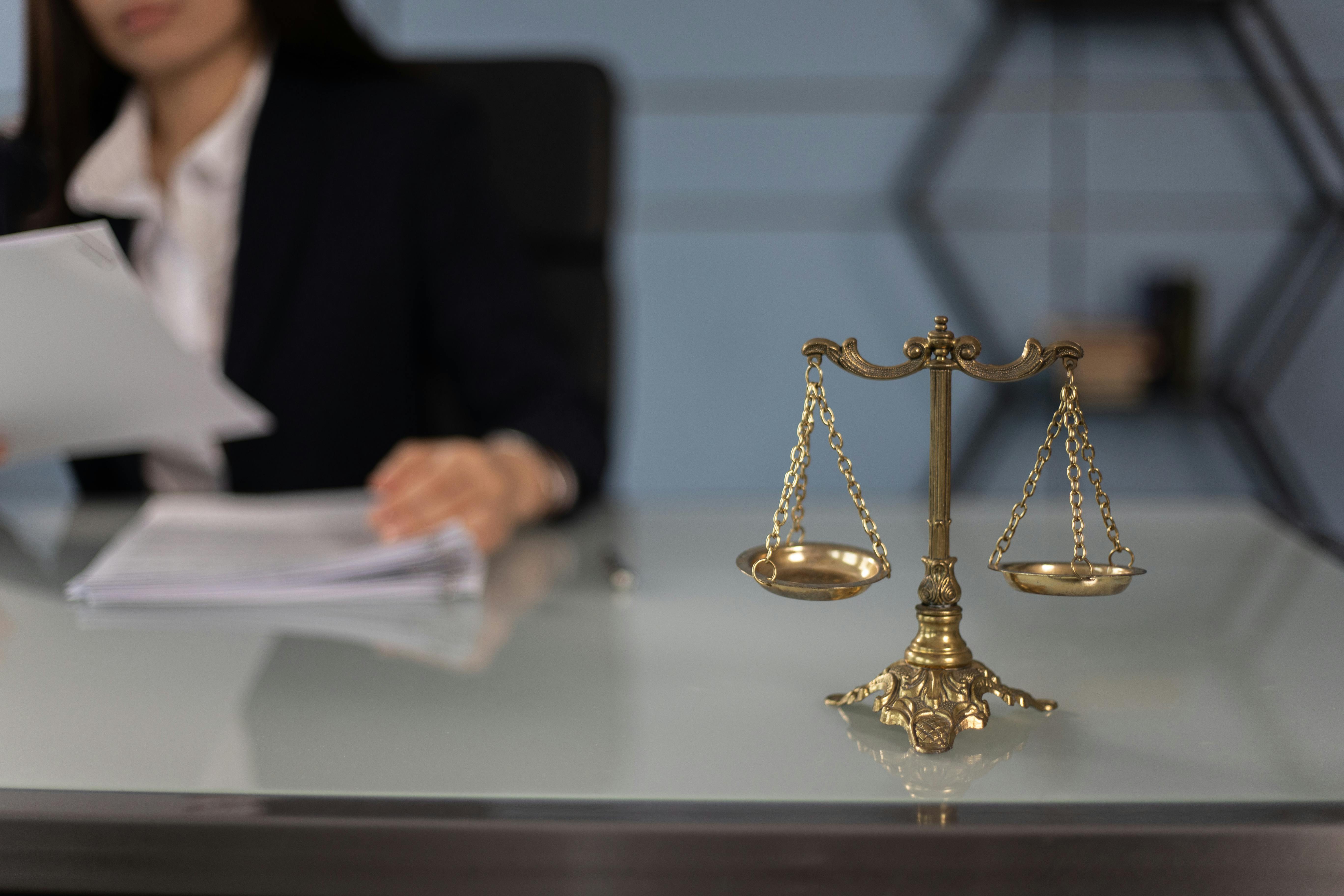 Frau beim Durchsehen offizieller Dokumente | Quelle: Pexels