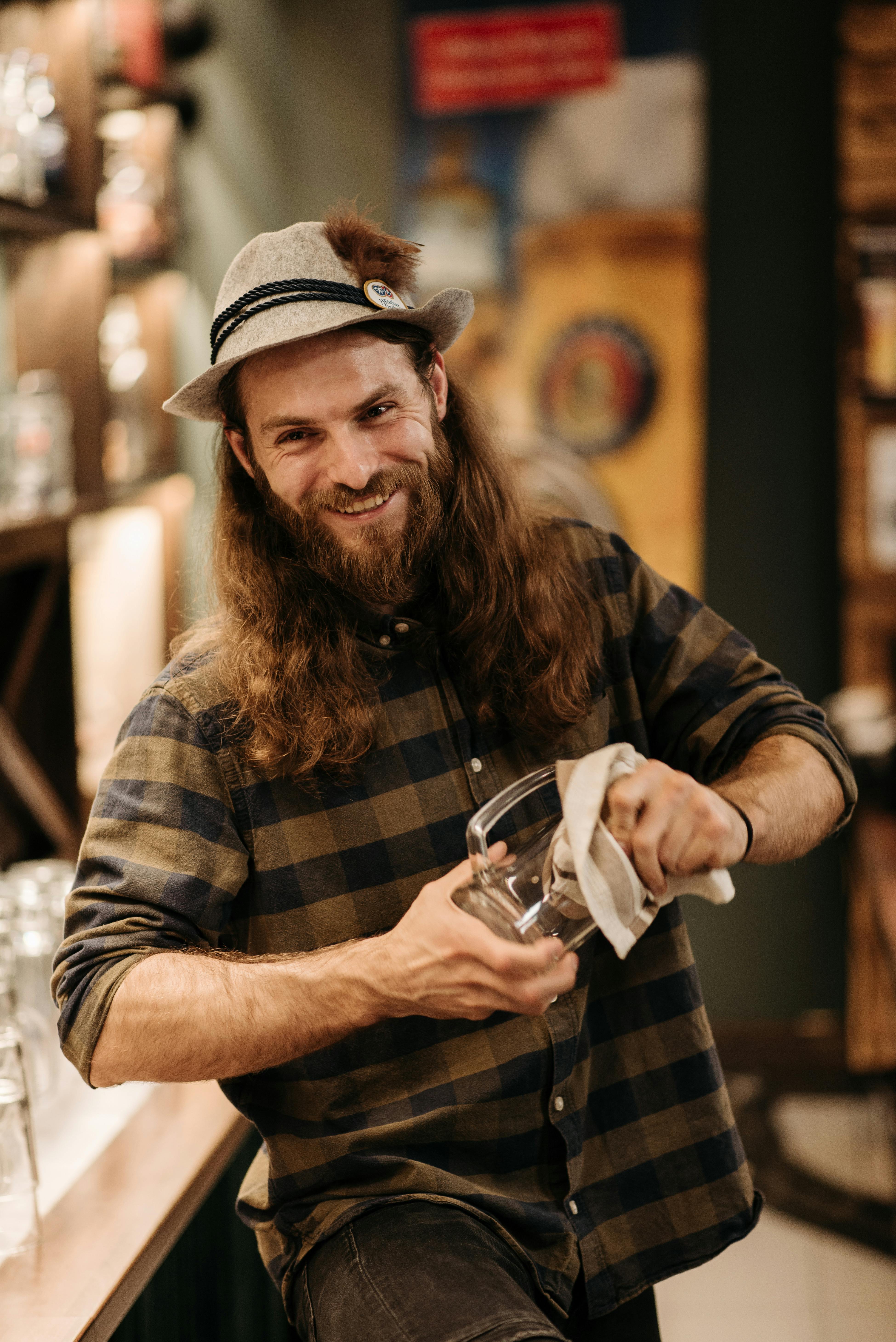 Ein Barkeeper | Quelle: Pexels