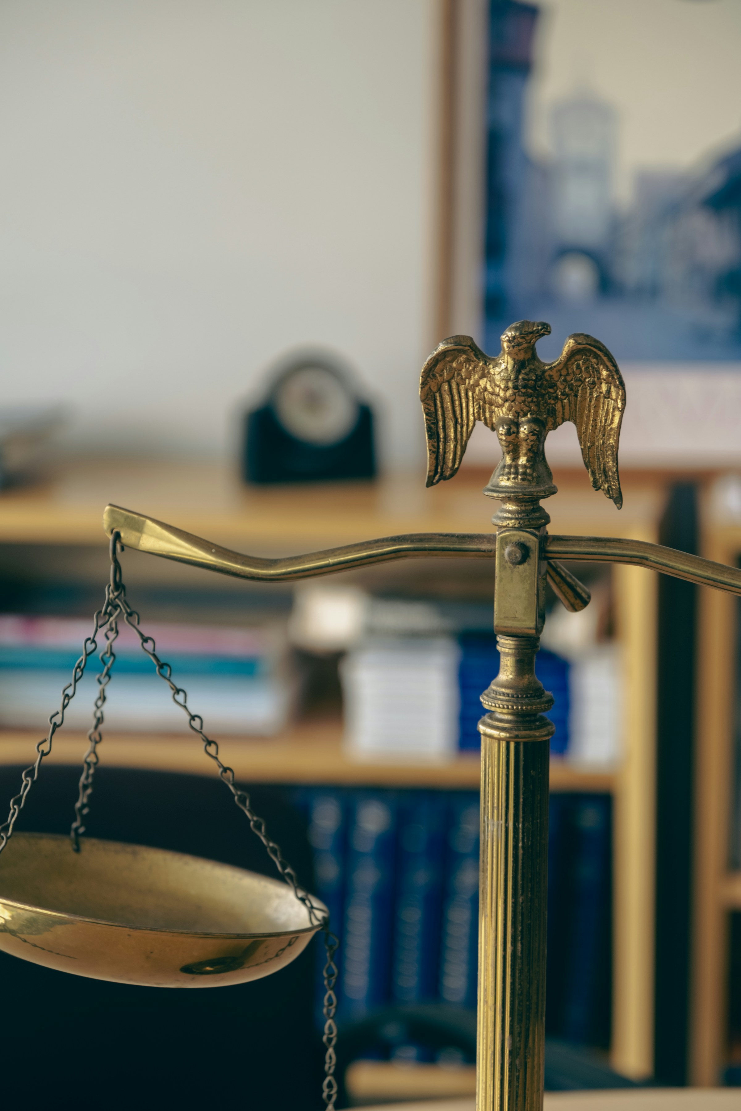 Eine goldene Waage mit einem Adler auf der Spitze | Quelle: Unsplash