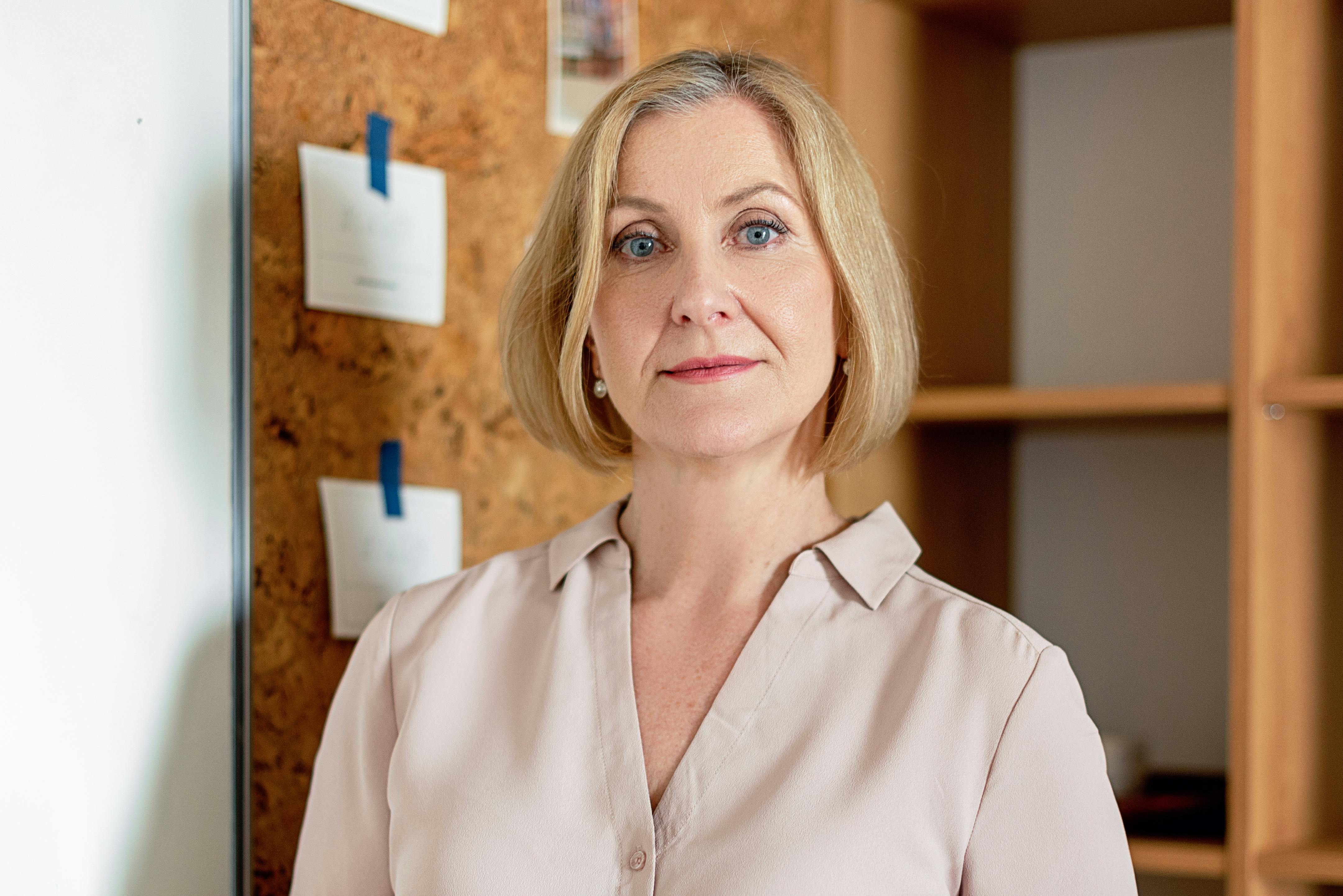 Eine ernste Frau | Quelle: Pexels