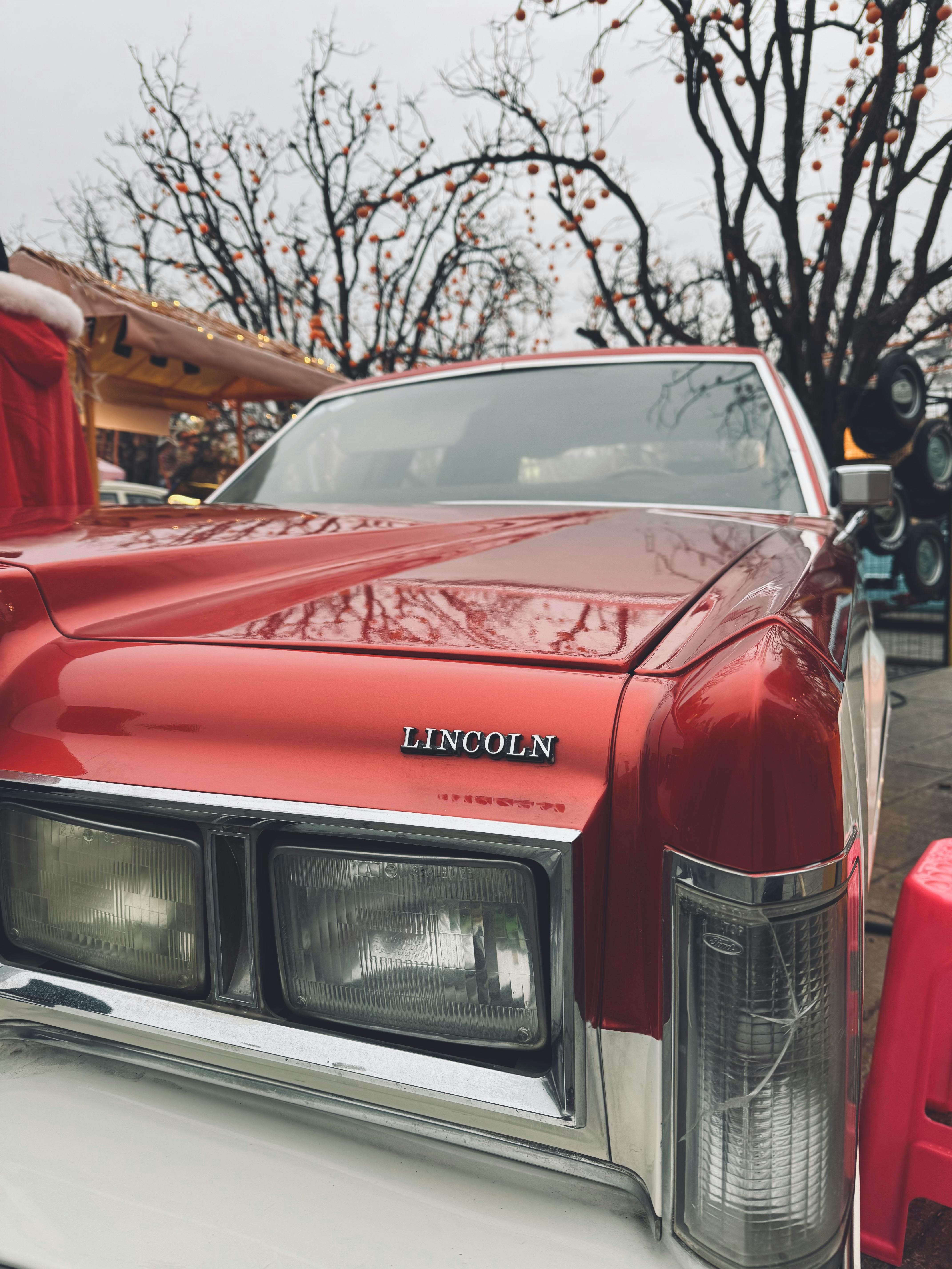 Ein altes rotes Auto | Quelle: Pexels