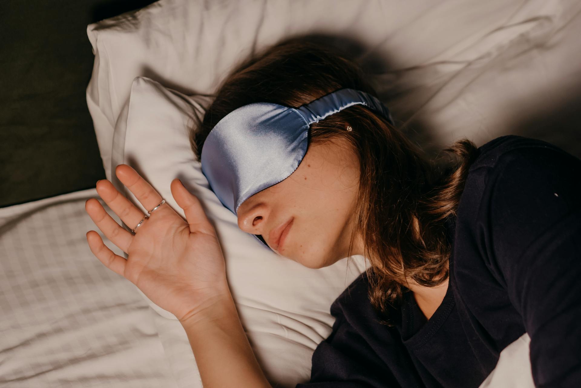 Eine Frau, die im Bett liegt | Quelle: Pexels