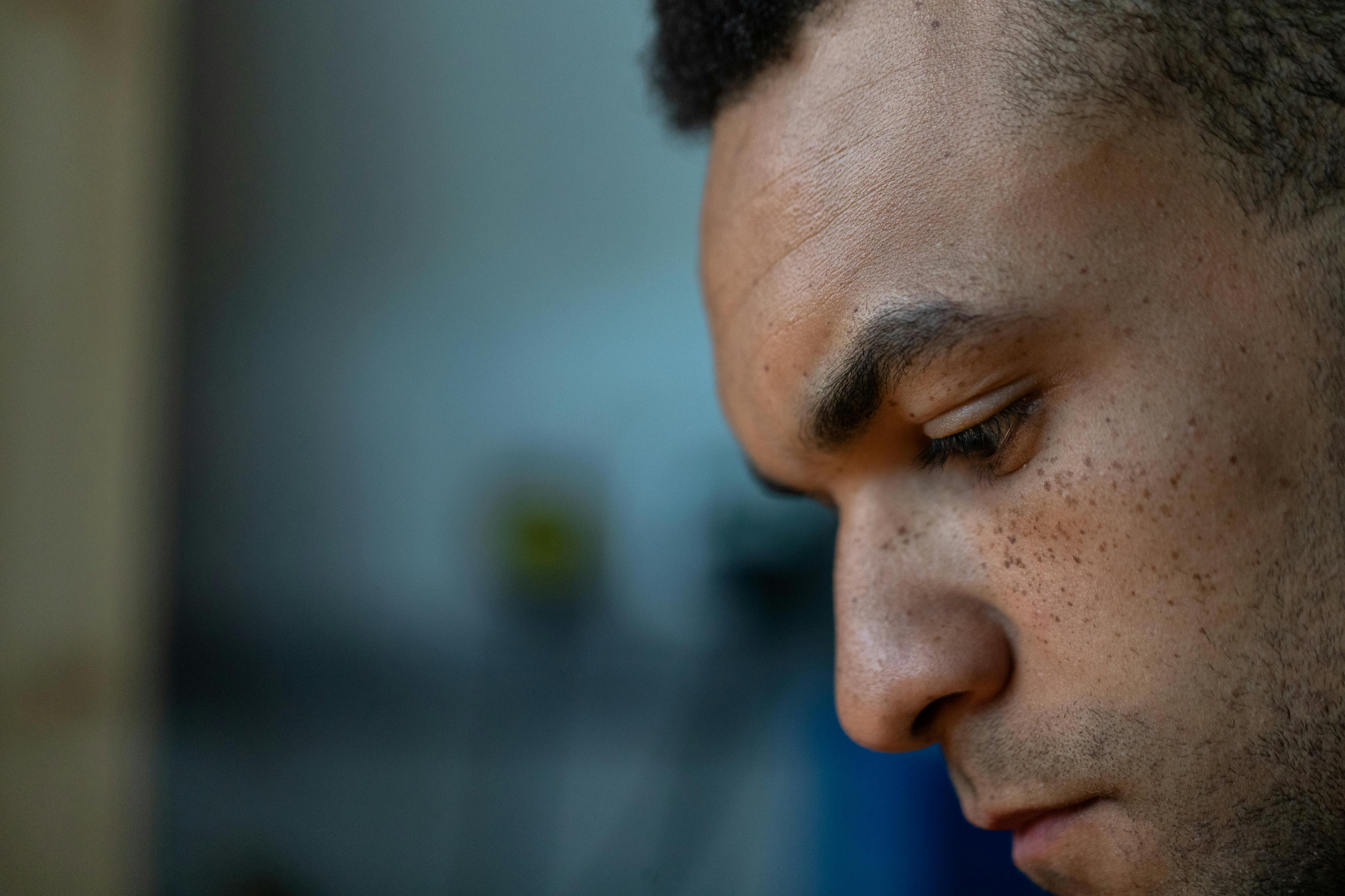 Mann in tiefen Gedanken | Quelle: Pexels