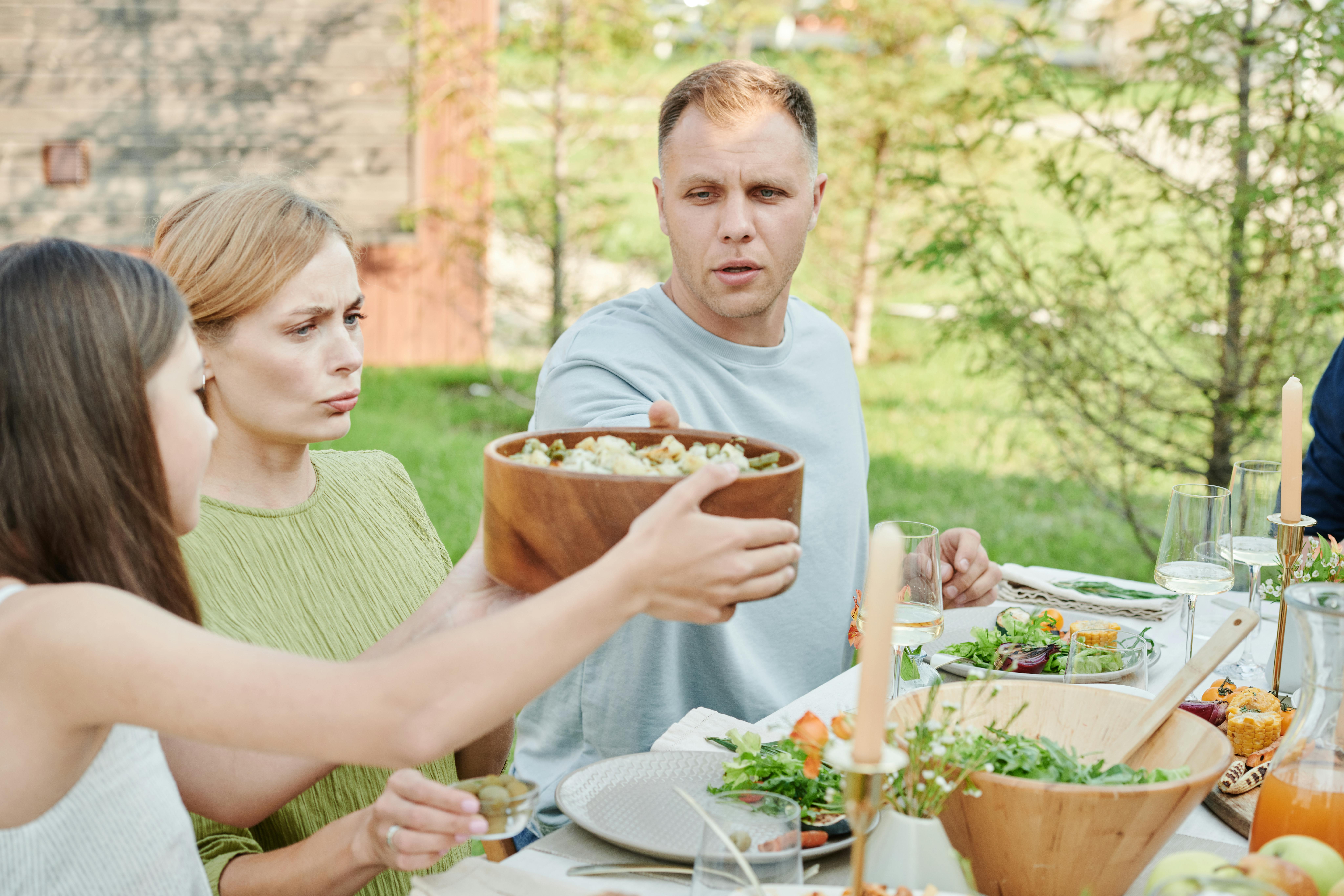 Familie genießt eine Mahlzeit | Quelle: Pexels