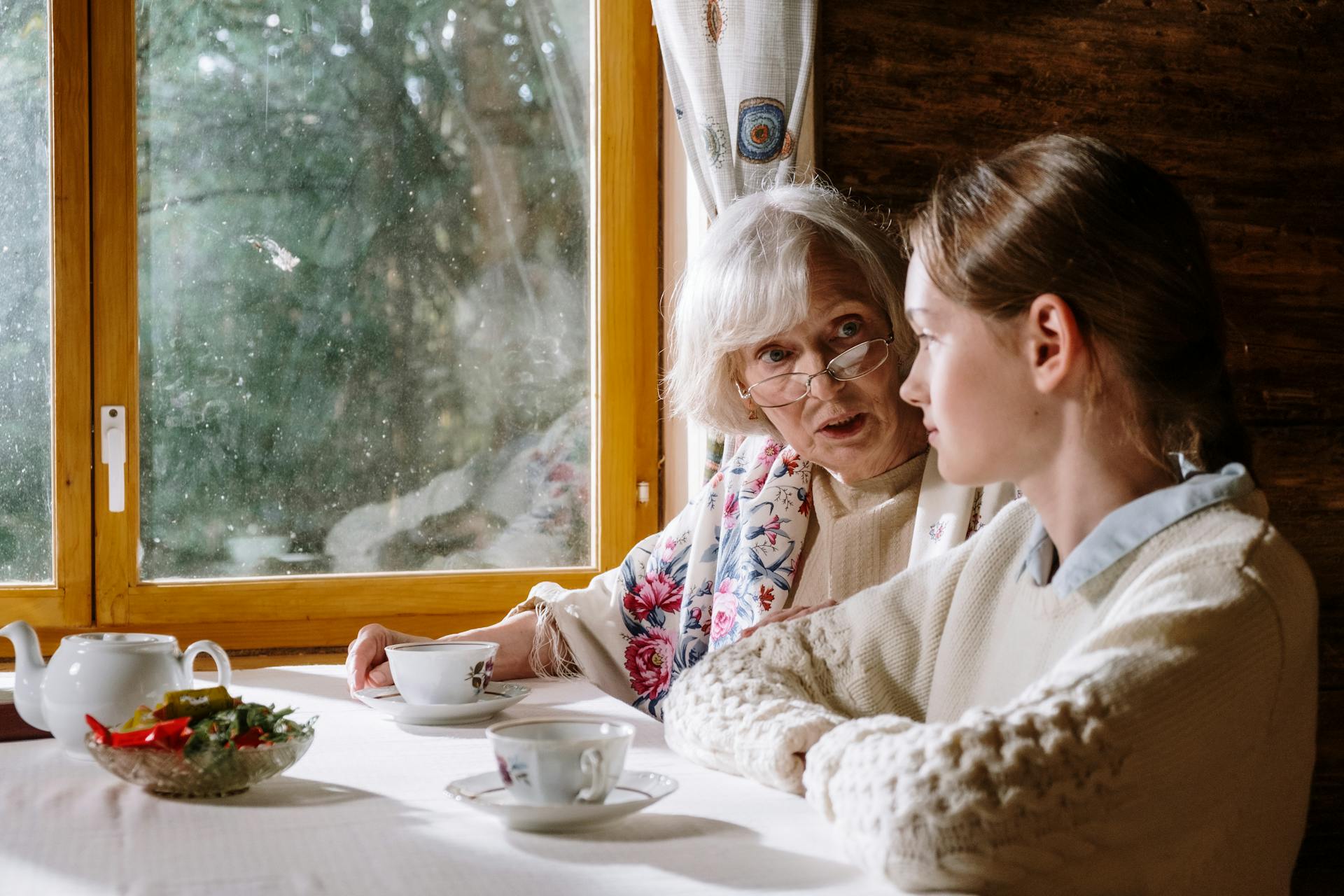 Eine ältere Frau spricht mit ihrer Enkelin | Quelle: Pexels