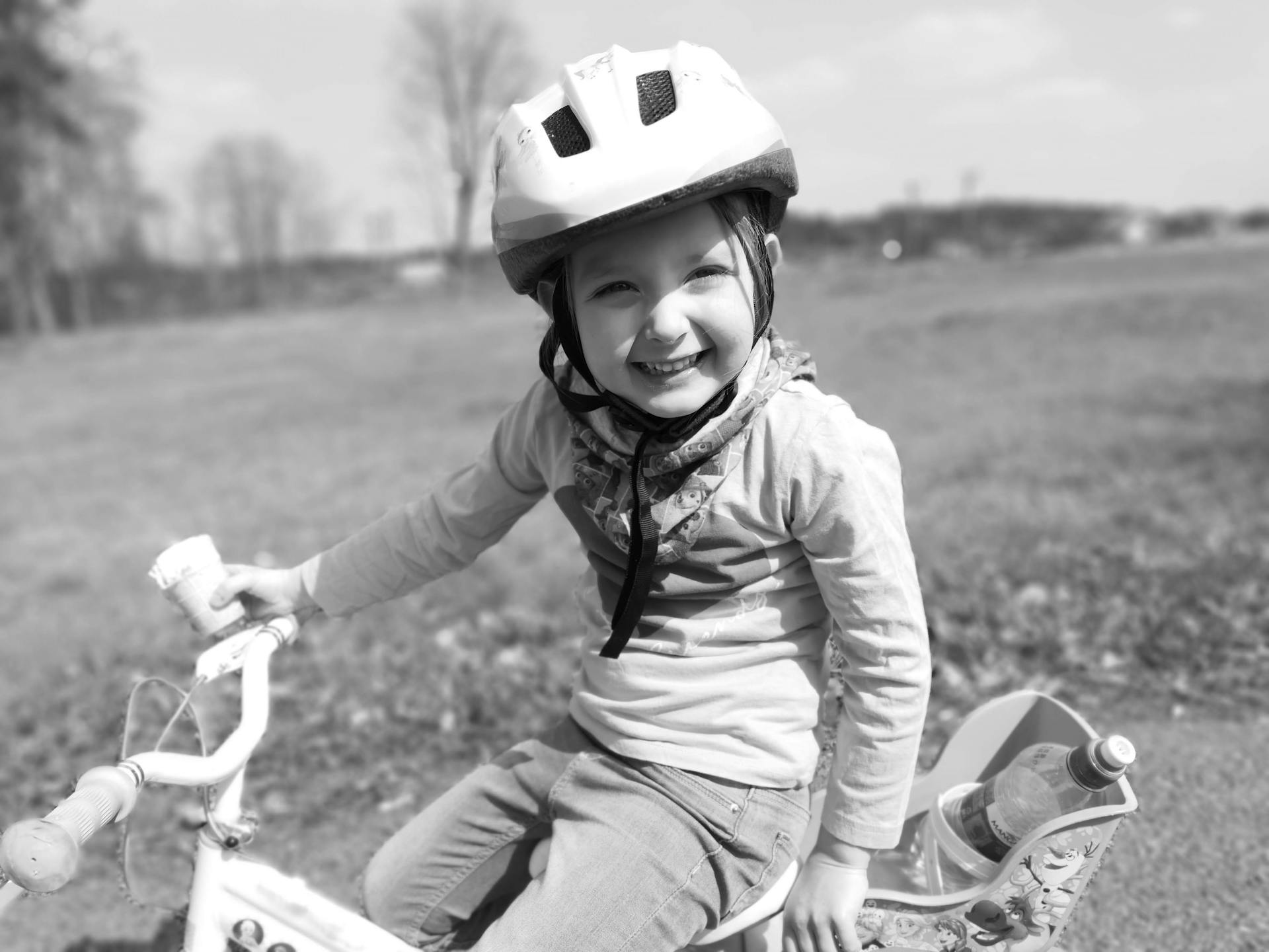 Ein Mädchen auf einem Fahrrad | Quelle: Pexels