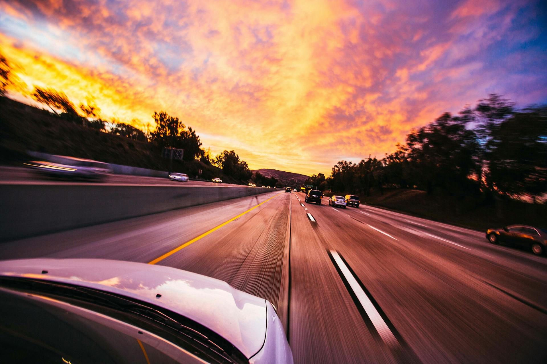 Autos auf einer Straße | Quelle: Pexels
