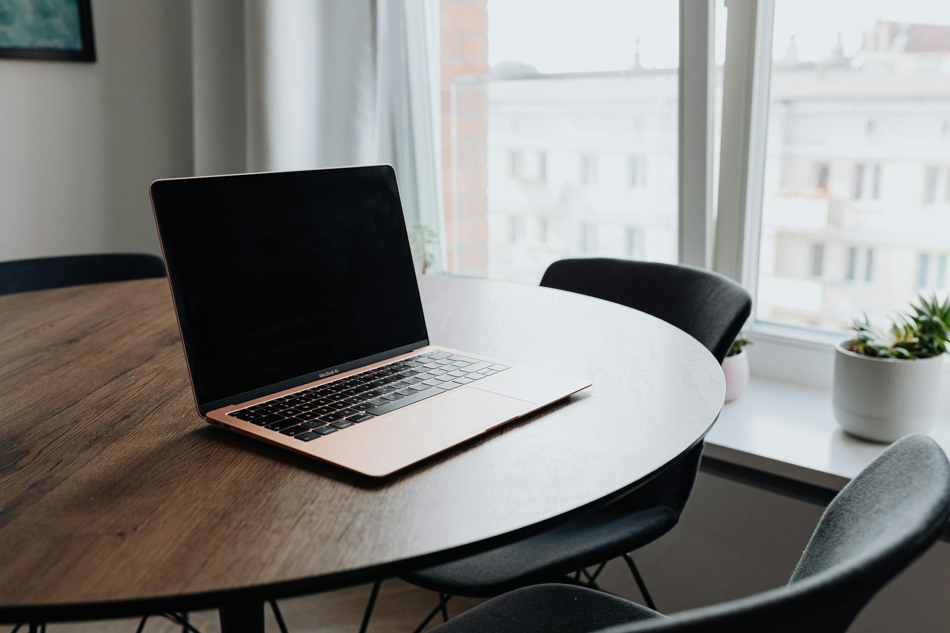 Ein Laptop auf einem Tisch | Quelle: Pexels