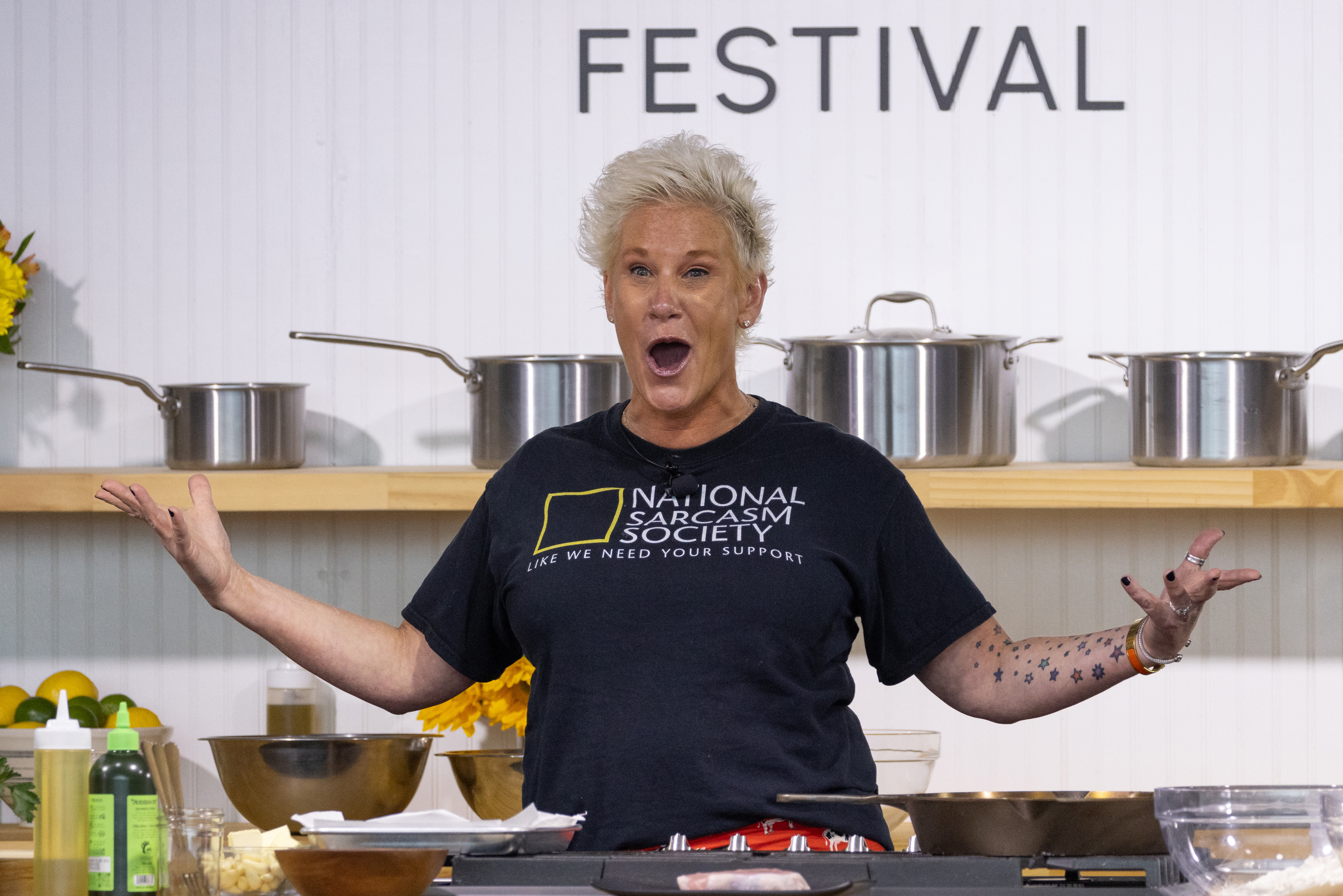 Chefköchin Anne Burrell demonstriert begeistert ein Rezept auf der Bühne während des Austin Food & Wine Festivals 2023 in Austin, Texas, am 5. November 2023 | Quelle: Getty Images