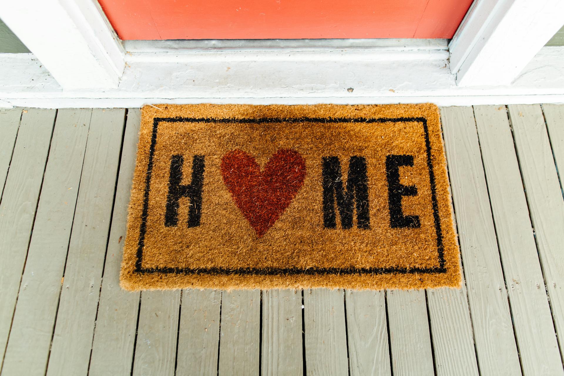Ein Teppich neben der Eingangstür eines Hauses | Quelle: Pexels
