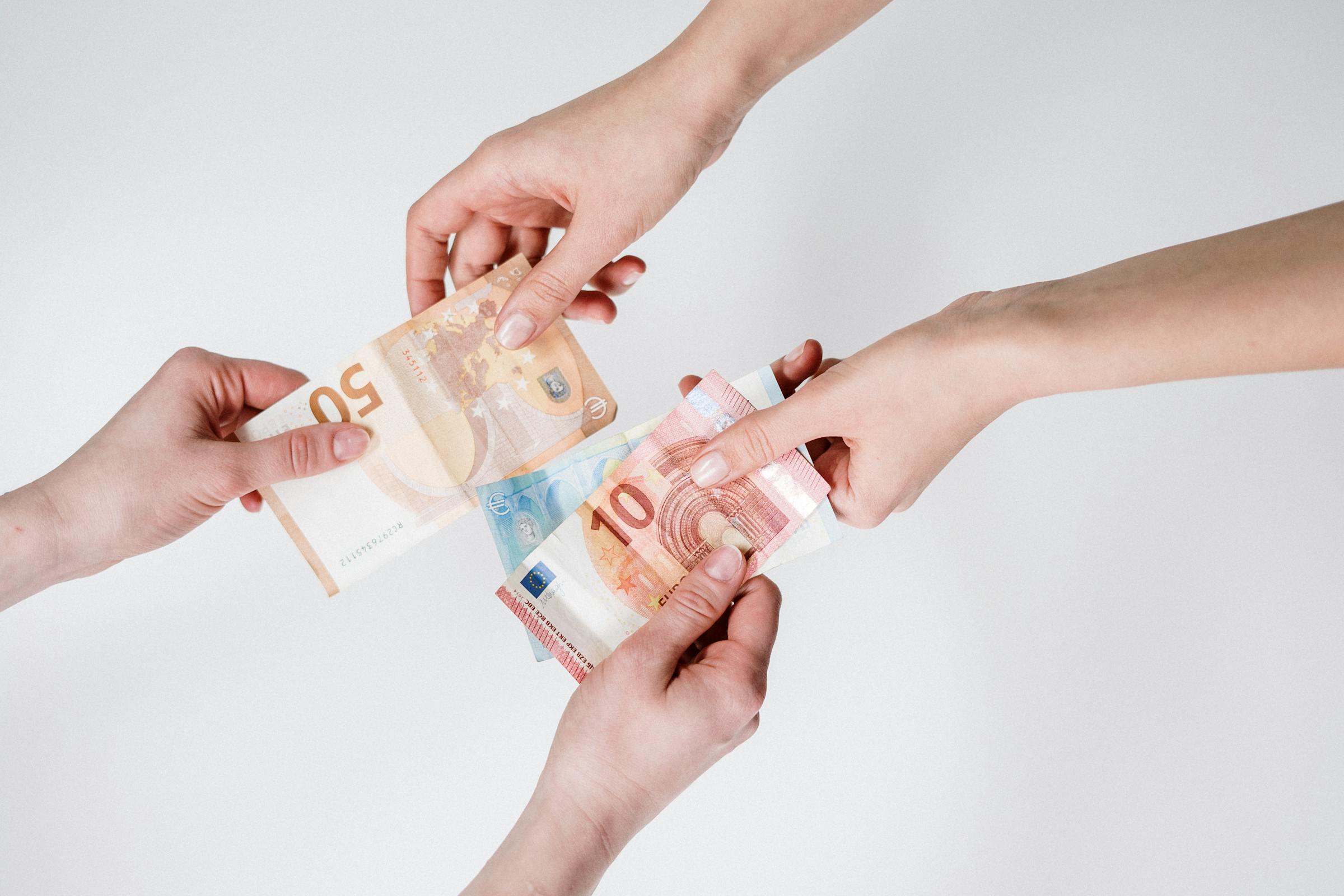 Geld tauscht die Hände | Quelle: Pexels
