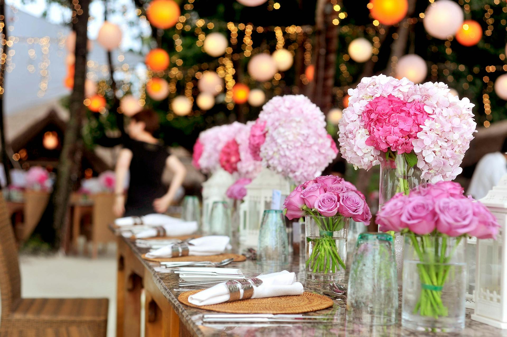Ein mit eleganten Blumen und Tellern gedeckter Tisch | Quelle: Pexels