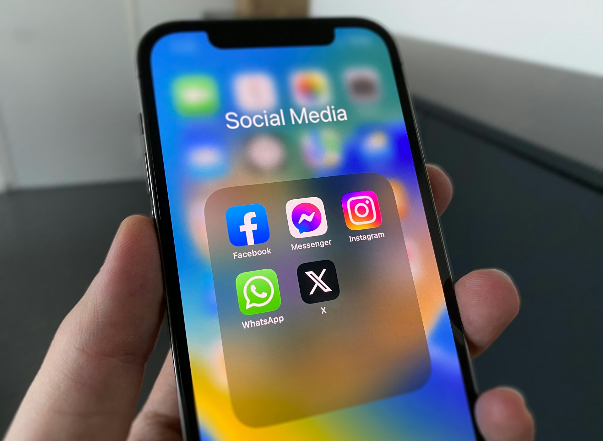 Eine Person hält ihr Telefon in der Hand und zeigt Social Media Apps auf dem Bildschirm | Quelle: Unsplash
