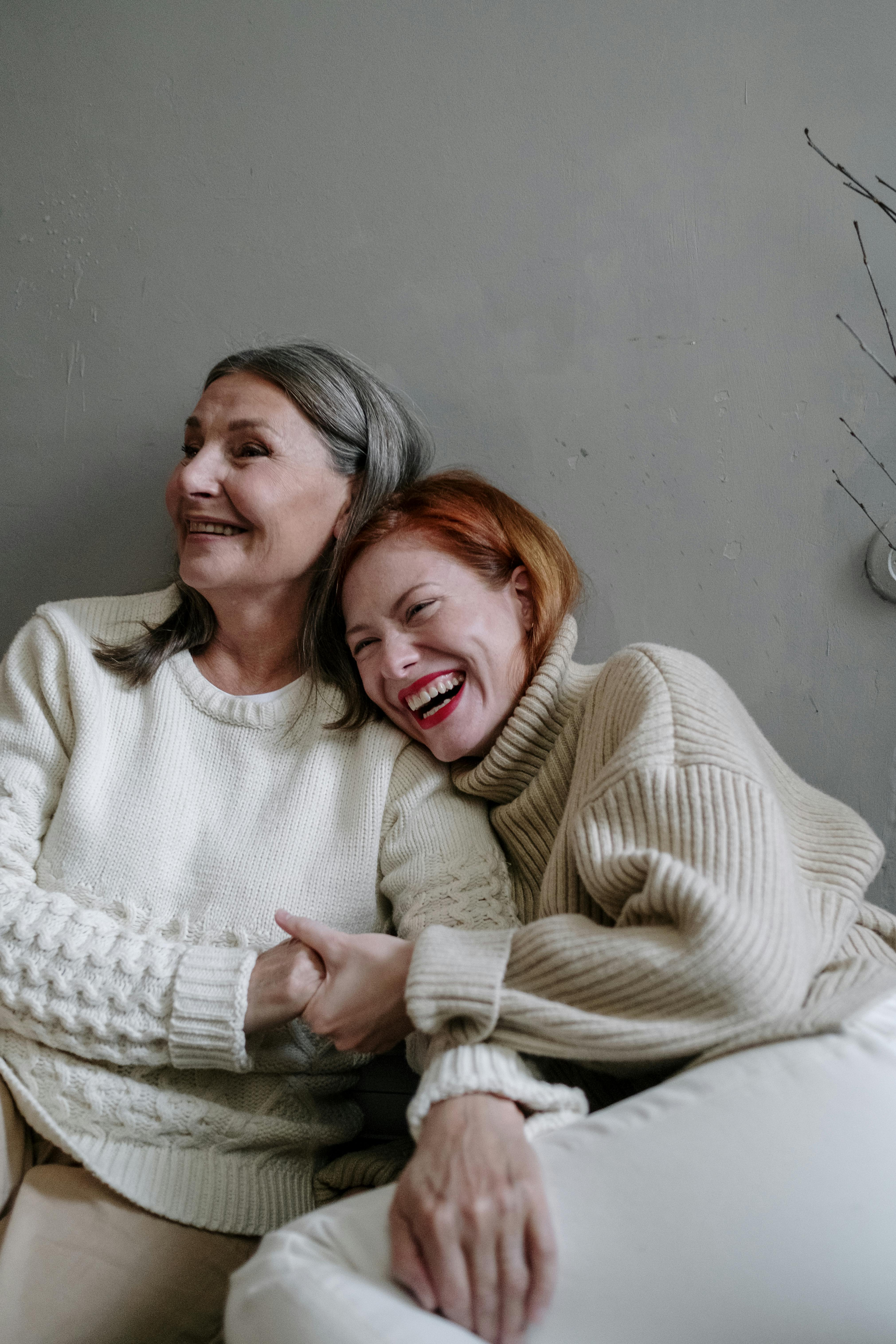 Eine glückliche Mutter und Tochter | Quelle: Pexels