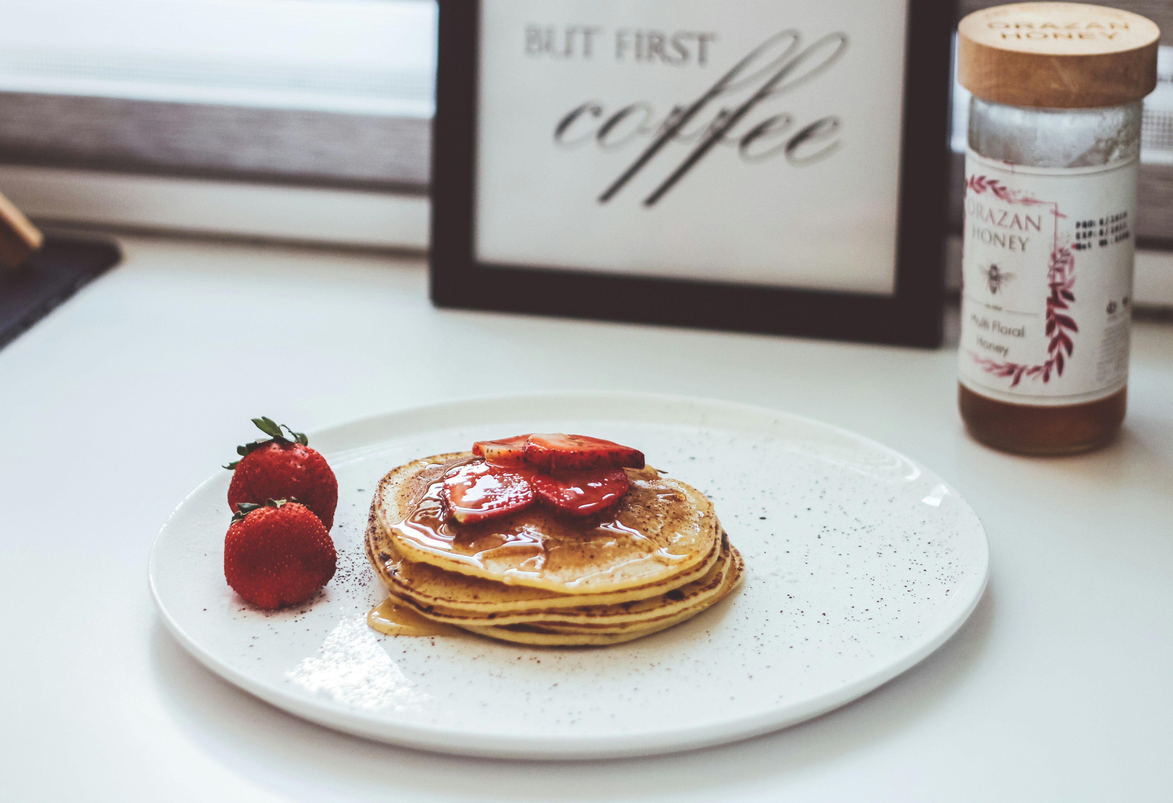 Ein Stapel Pfannkuchen auf einem Tisch | Quelle: Unsplash