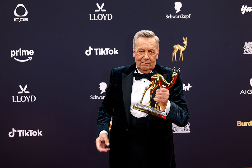 Roland Kaiser posiert mit der Auszeichnung während der Bambi-Verleihung 2025 in den Bavaria Studios am 13. November 2025 in München, Deutschland. | Quelle: Getty Images