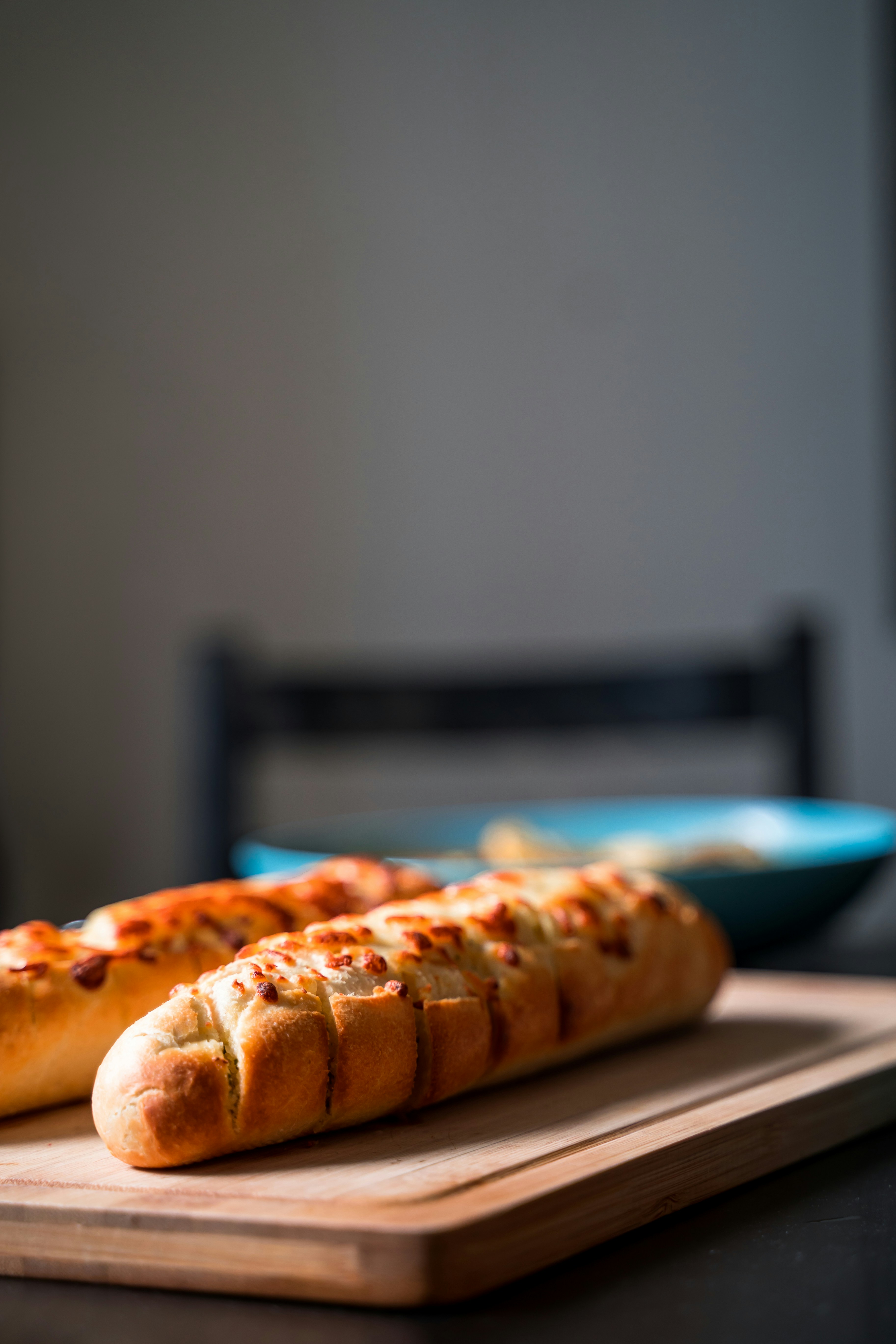 Knoblauchbrot auf einem Holzbrett | Quelle: Unsplash
