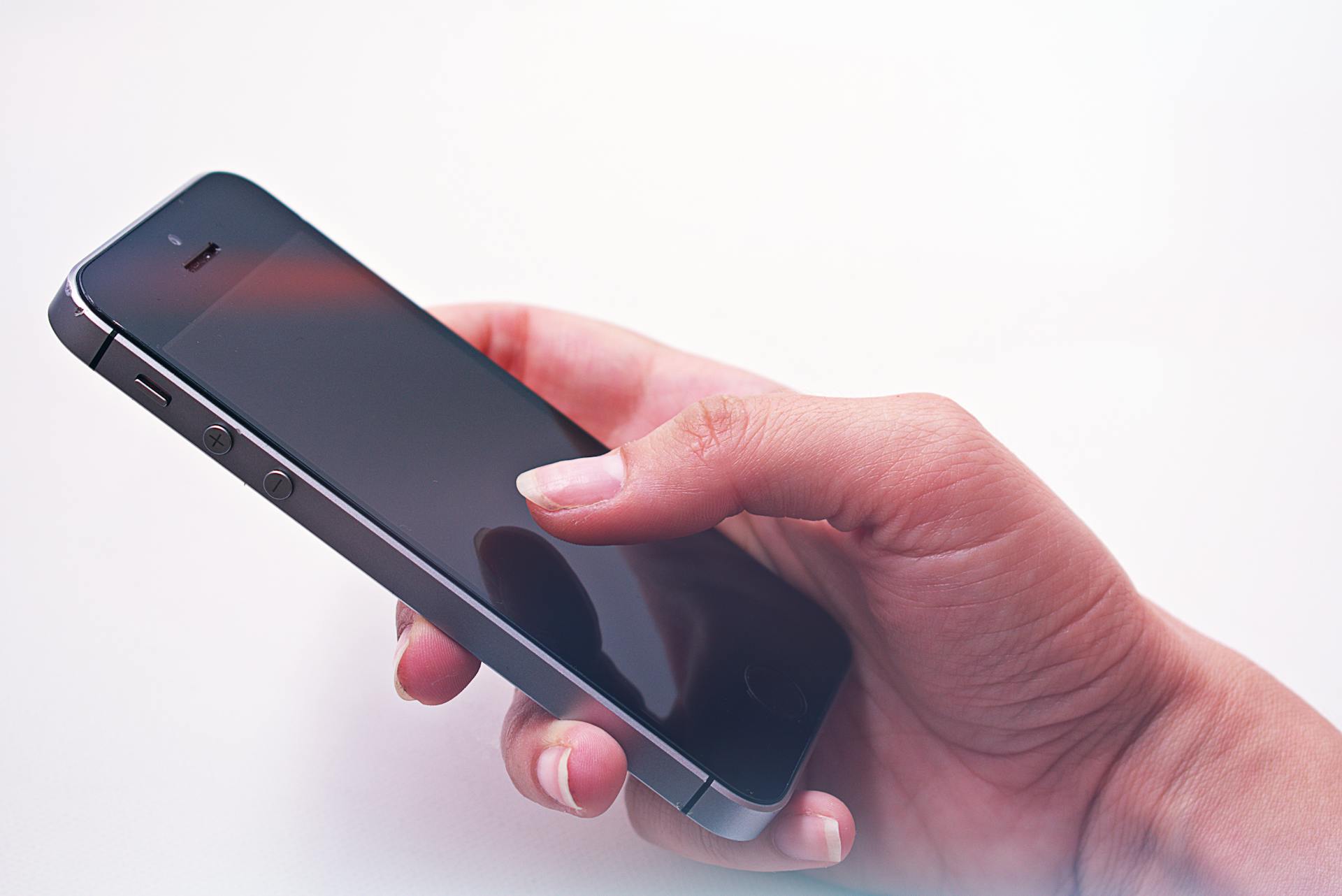 Eine Person hält ein Handy in der Hand | Quelle: Pexels